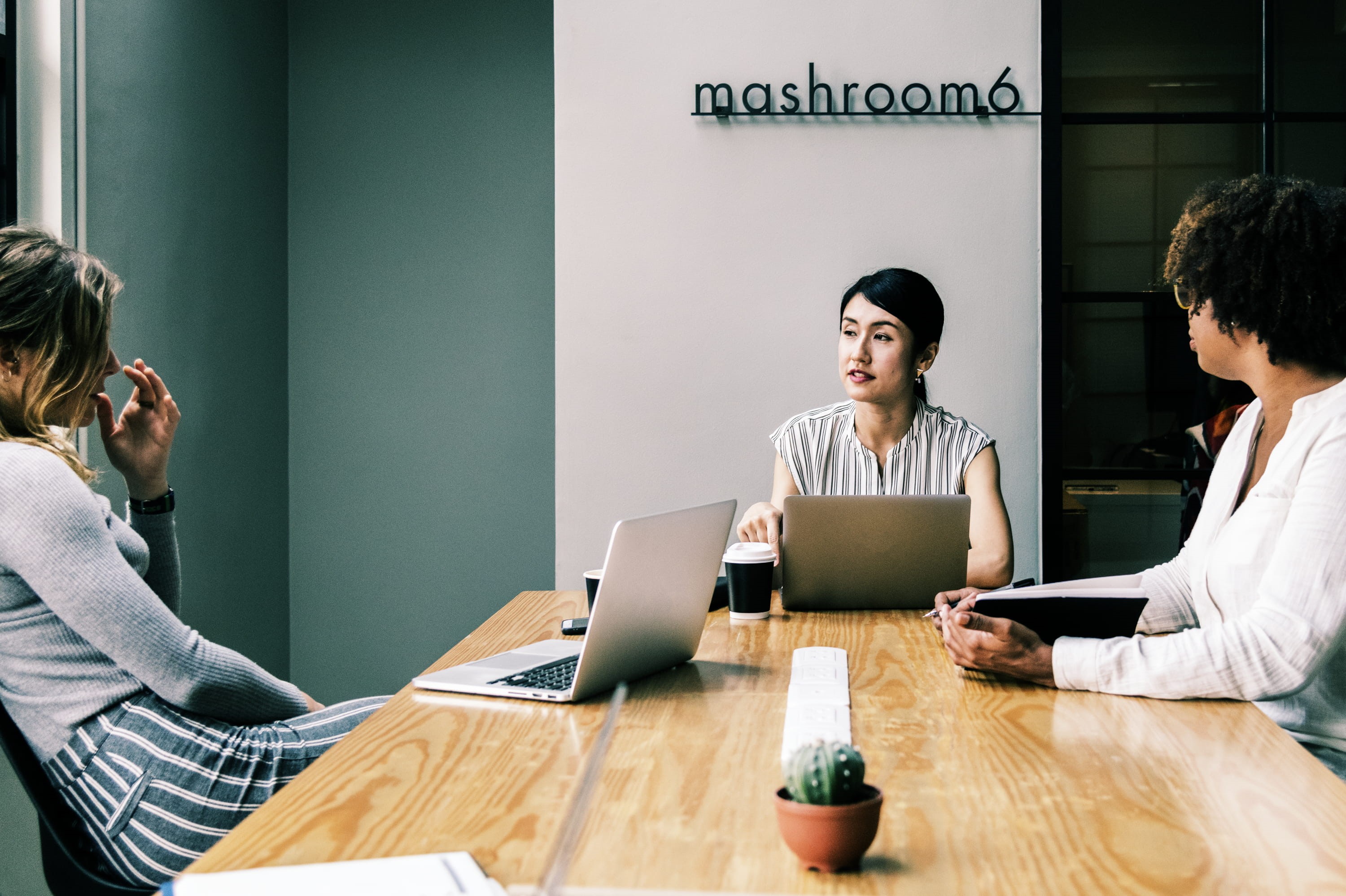 indoors, meeting, notebook, entrepreneur, women, colleagues, woman, three, mid adult, office, wireless, Japanese, inside, using laptop, wireless technology, HD Wallpaper
