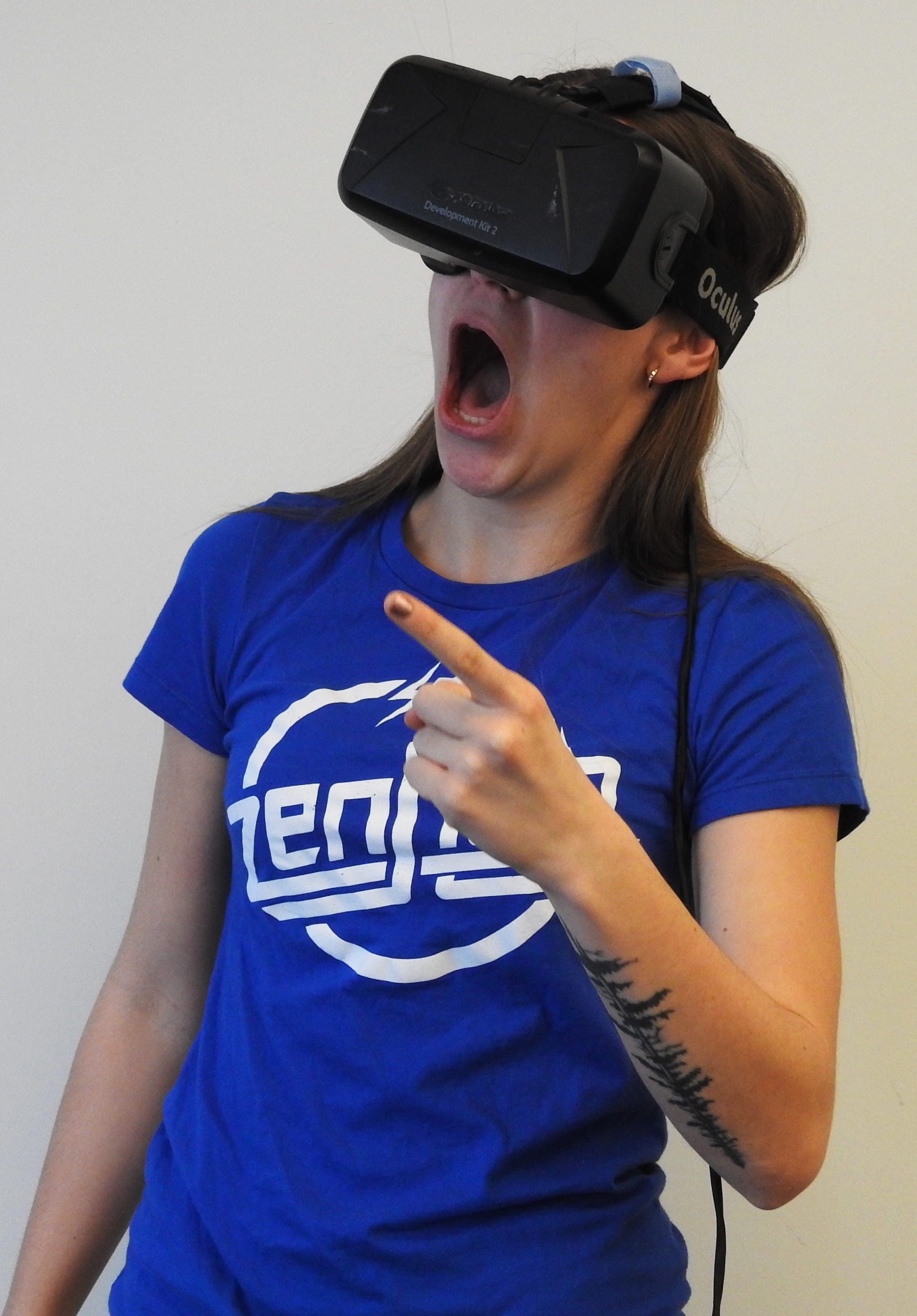 leisure activity, cap, Vr, blue, front view, indoors, device, entertainment, lifestyles, future, text, innovation, t-shirt, female, one person, 2K, waist up, Phone HD Wallpaper