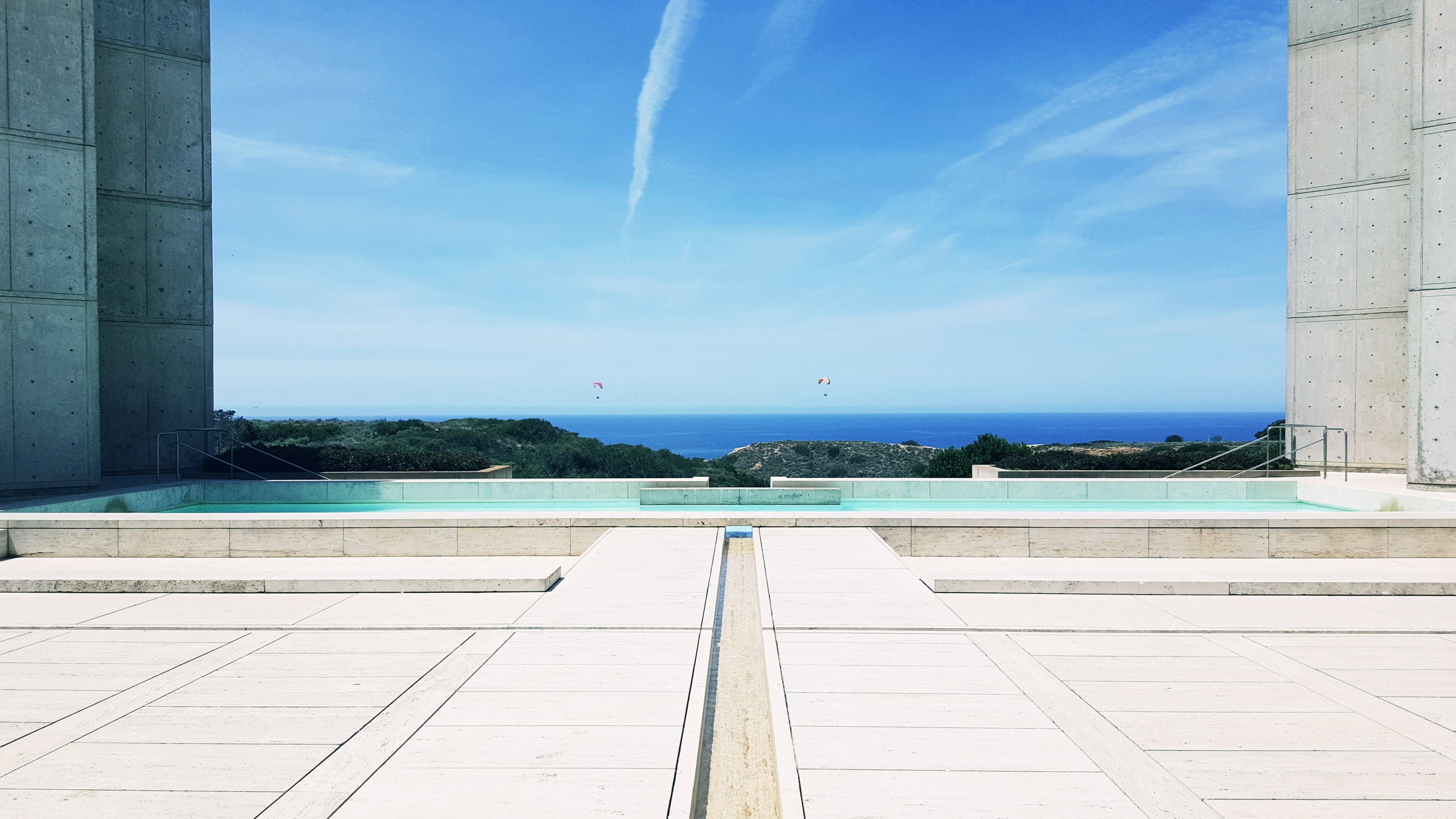architectural column, beauty in nature, scenics - nature, outdoors, blue, san diego, swimming pool, horizon over water, paragliders, salk institute, sunlight, HD Wallpaper