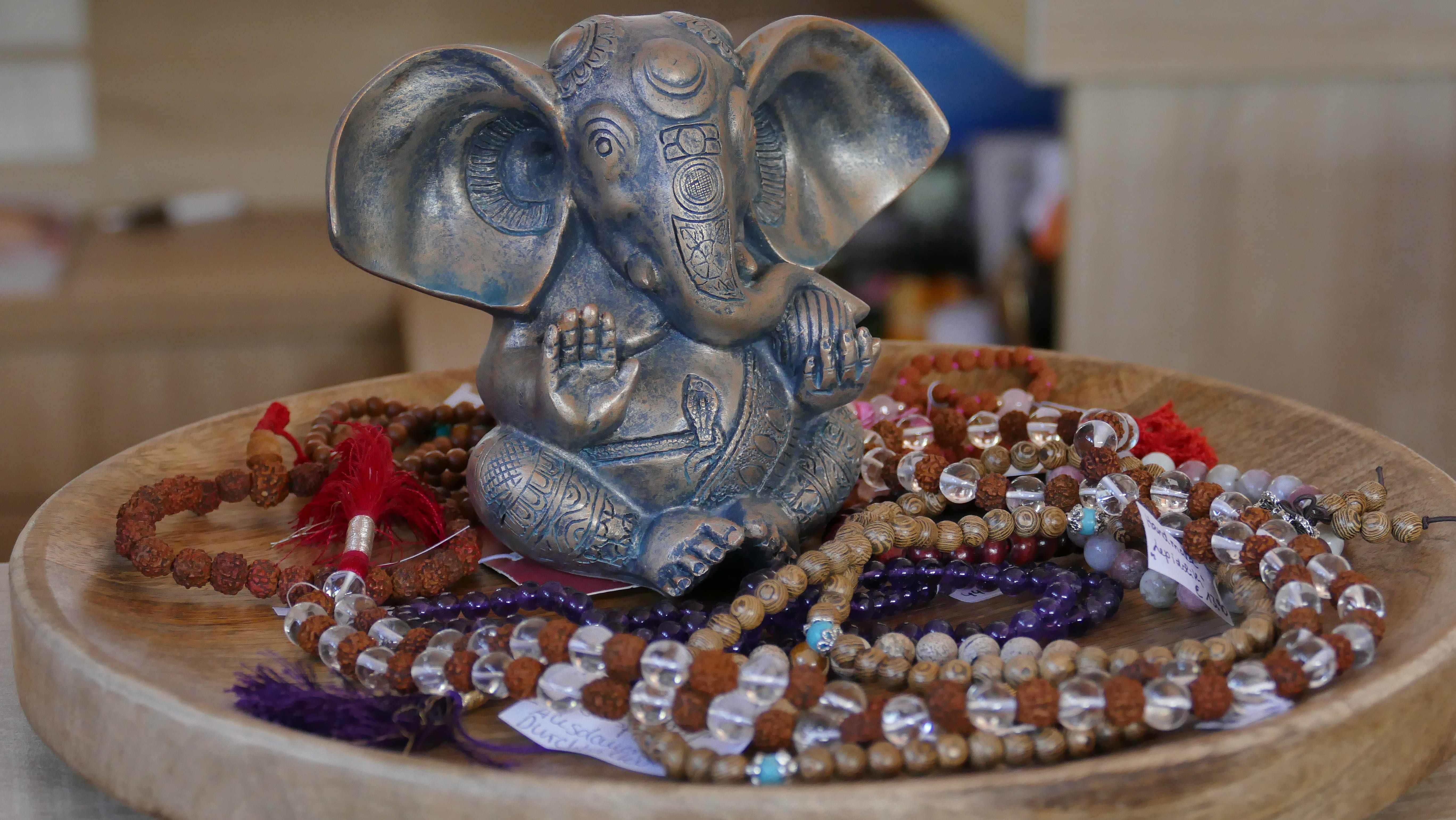 food, focus, craft, pearl necklace, religion, 5K, prayer chain, ganesha, art and craft, plate, bracelet, crystal, no people, photography, creativity, selective, HD Wallpaper
