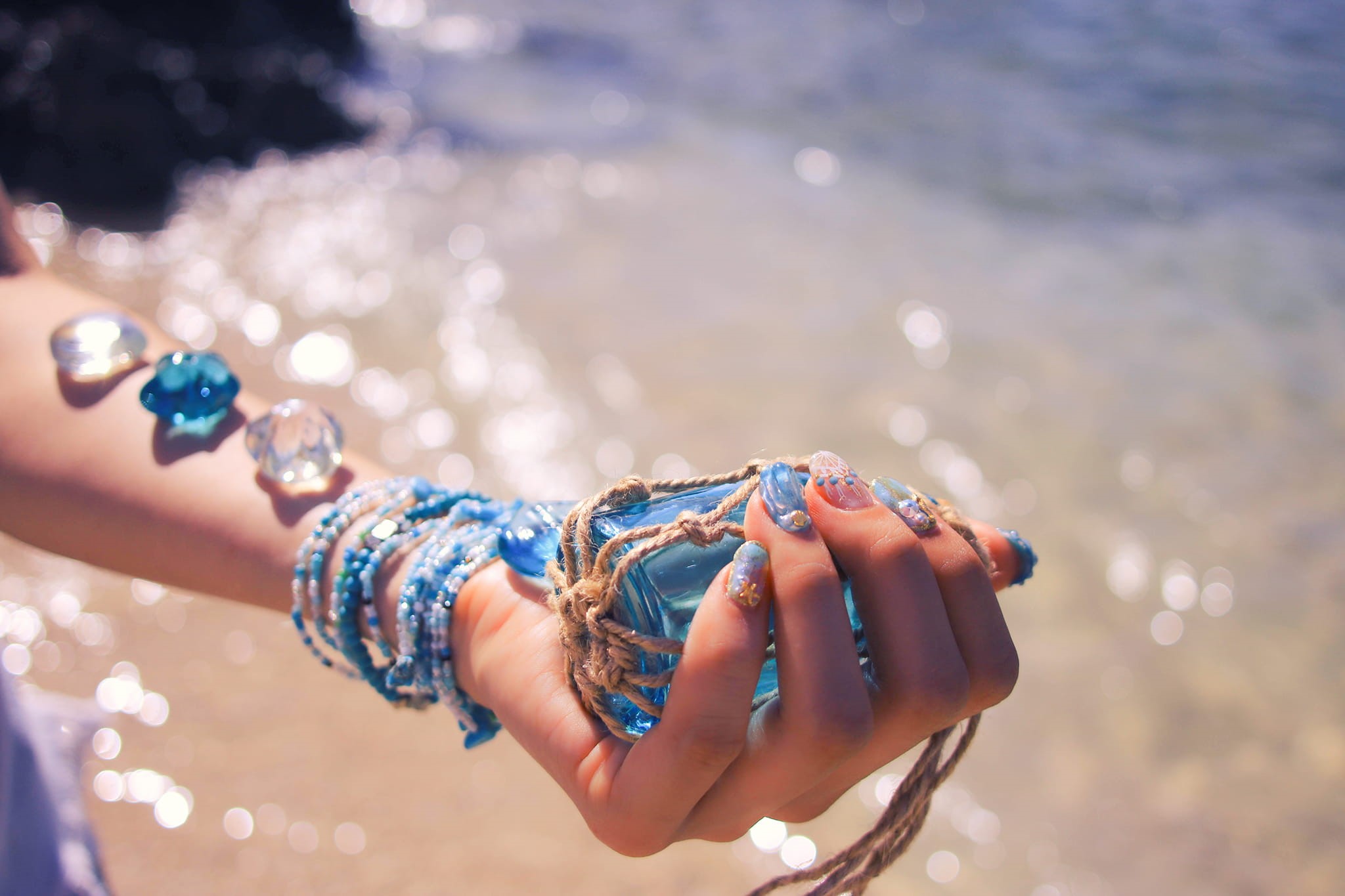 selective, blue, photography, sand, focus, nature, thread, sunlight, human body part, hand, 1080P, gray, beautiful woman, person, beach, water, land, holding, HD Wallpaper