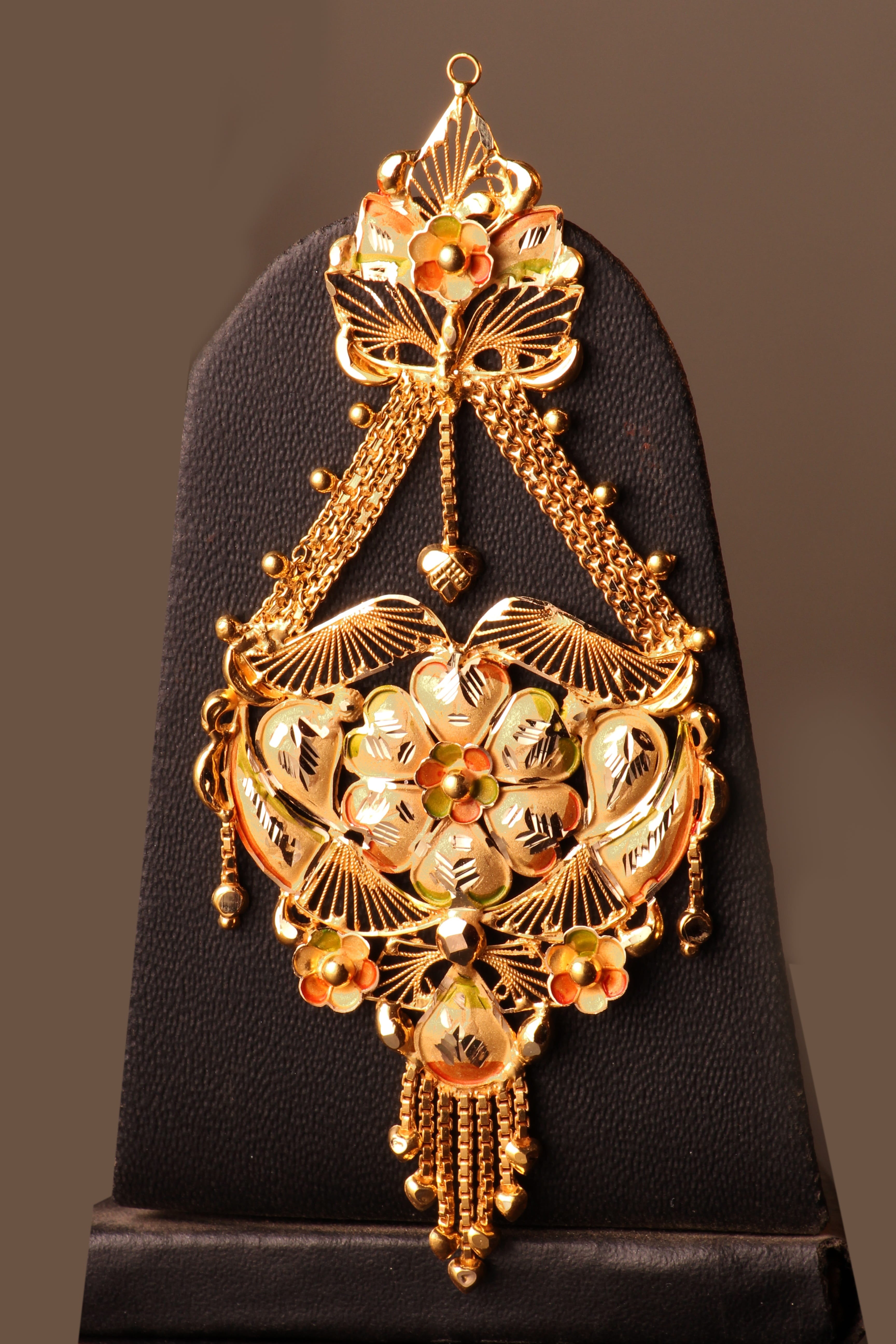 personal Accessory, Accessories, ornate, black background, wealth, creativity, art and craft, Gold, golden, pattern, shiny, 5K, necklace, design, no people, Phone HD Wallpaper