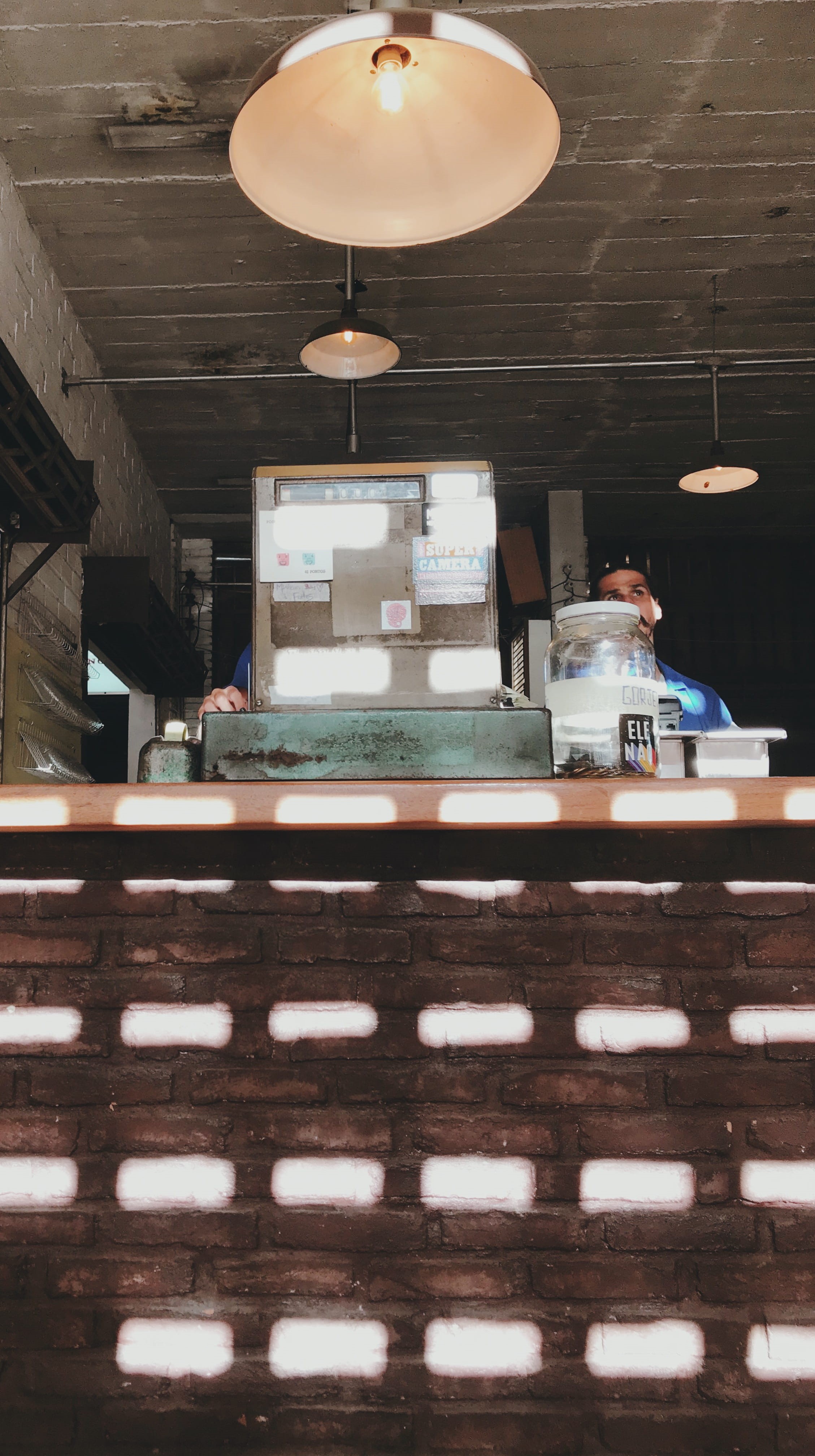 light, vintage, centro, wood, clothing, restaurant, indoors, built structure, human, r. rio grande do sul, machine, education, illuminated, cash, pendant light, Phone HD Wallpaper