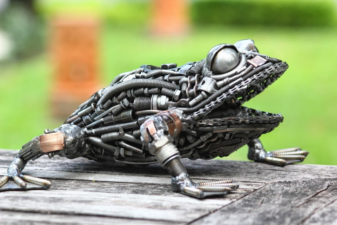 depth of field, no people, architecture, table, gears, focus on foreground, frog, carving - craft product, creativity, artwork, steampunk, wood - material, HD Wallpaper