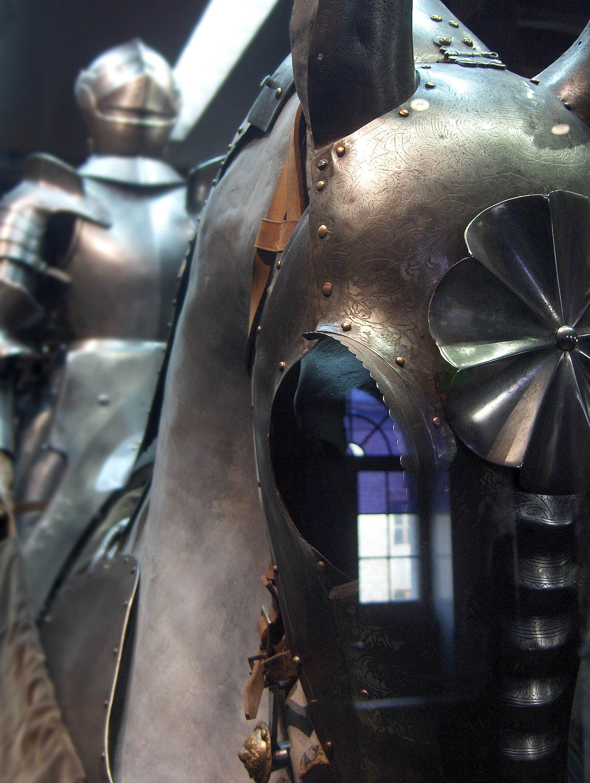 indoors, england, historian, close-up, clothing, art and craft, spirituality, mode of transportation, riding, armor, corzza, antiques, soldier, old, coat of arms, Phone HD Wallpaper