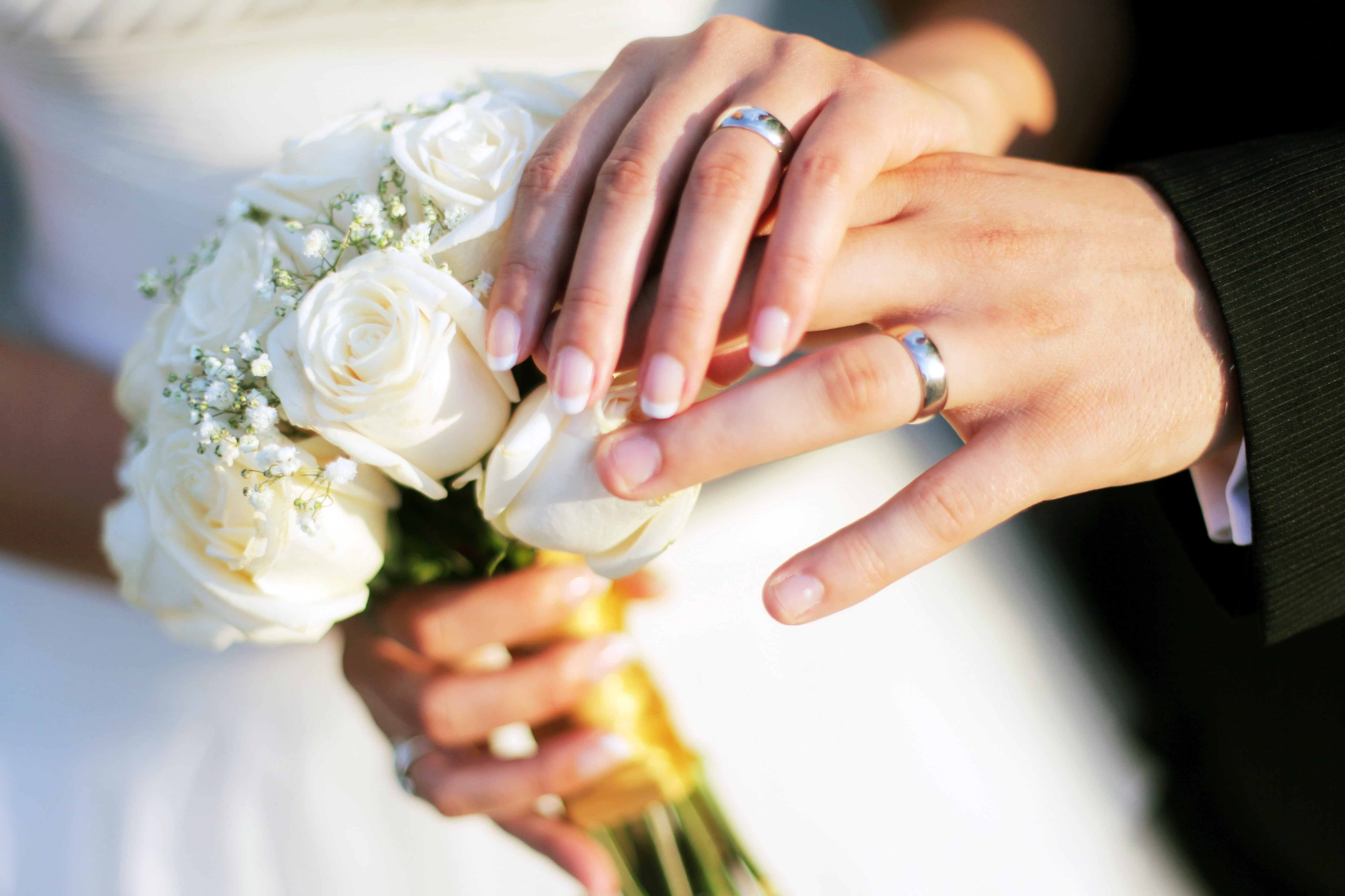 close-up, roses, hand, couple - Relationship, bouquet, men, togetherness, 5K, bridegroom, rose - Flower, love, engagement Ring, bride, human Hand, wedding Ceremony, HD Wallpaper