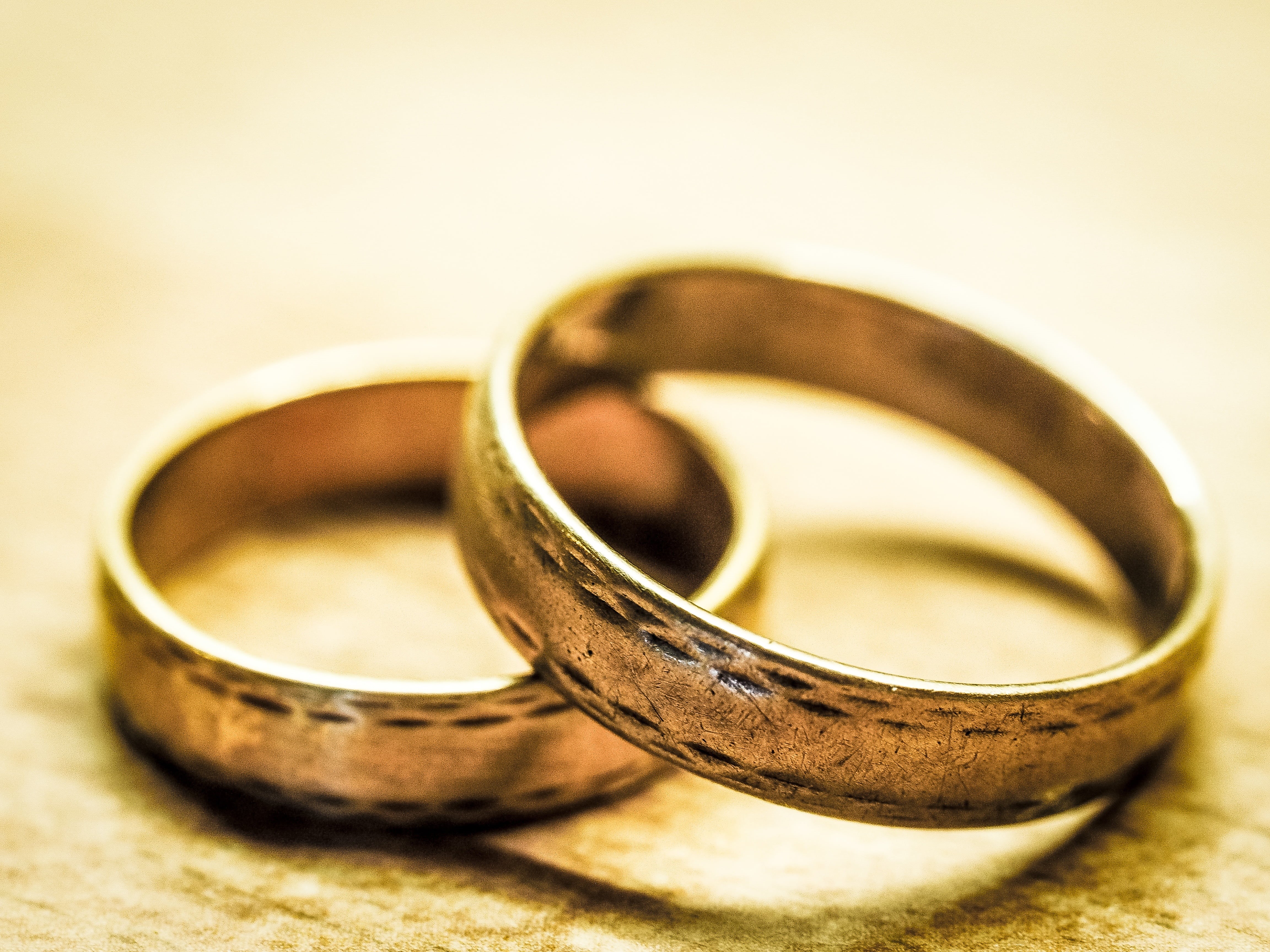 circle, romance, silver, ring, connectedness, colored, gold ring, engagement Ring, focus on foreground, life events, romantic, love, two Objects, pair, HD Wallpaper