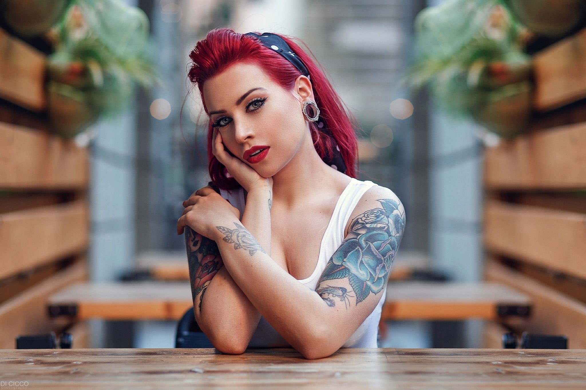 young women, beauty, looking at camera, portrait, beautiful woman, sitting, redhead, fashion, front view, women, contemplation, adult, hairstyle, one person, HD Wallpaper