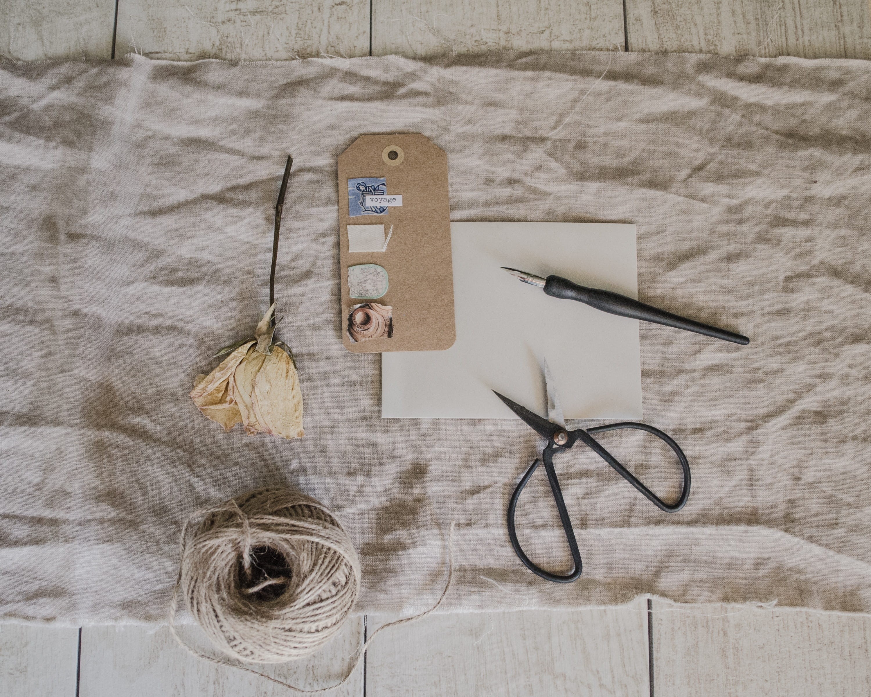 communication, workspace, paper, flatlay, table, wall - building feature, minimal, representation, note, connection, material, directly above, blog, no people, HD Wallpaper