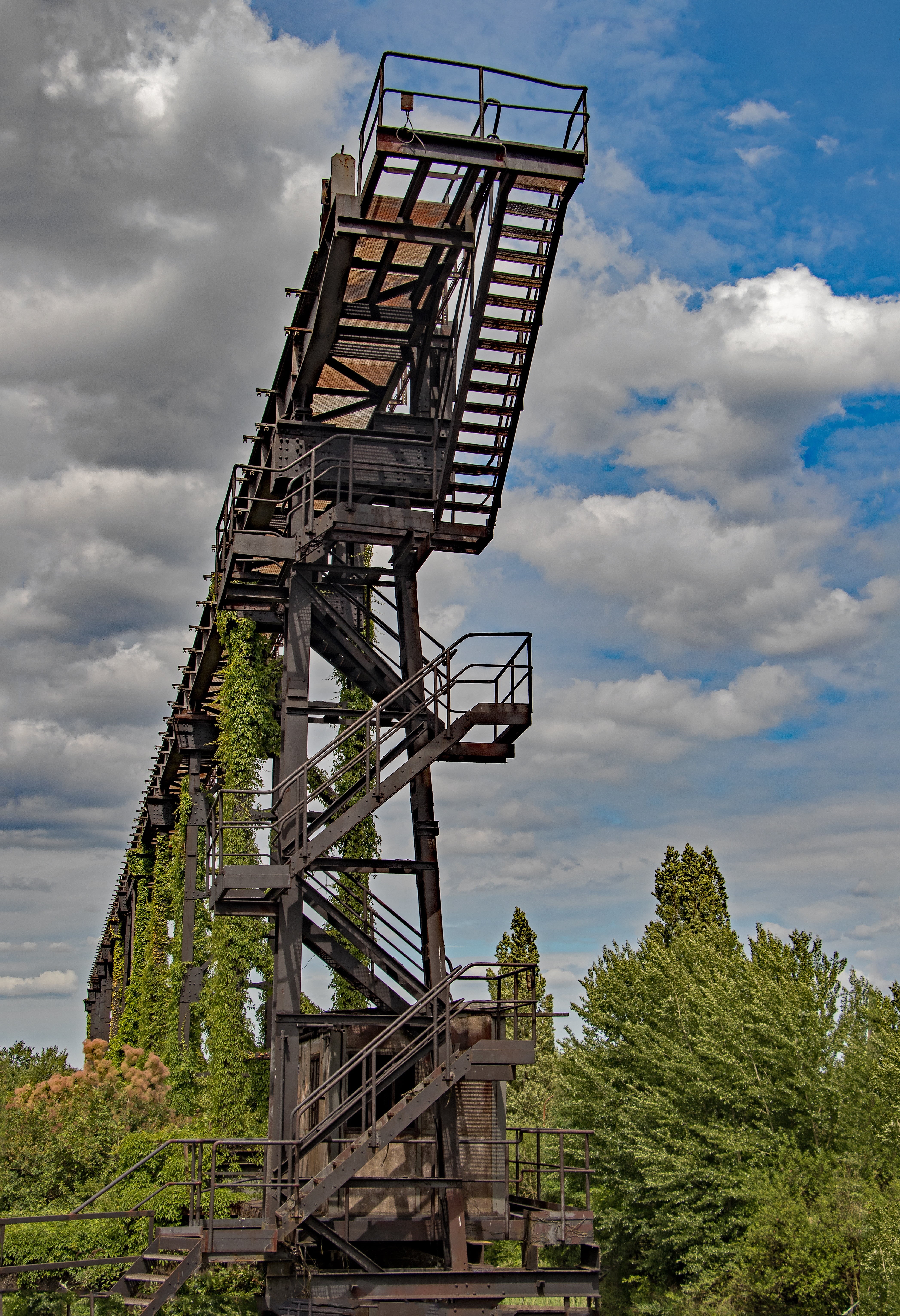 duisburg, industrial plant, steel, tree, old, heavy industry, outdoors, nature, no people, building exterior, old building, low angle view, steel mill, Phone HD Wallpaper