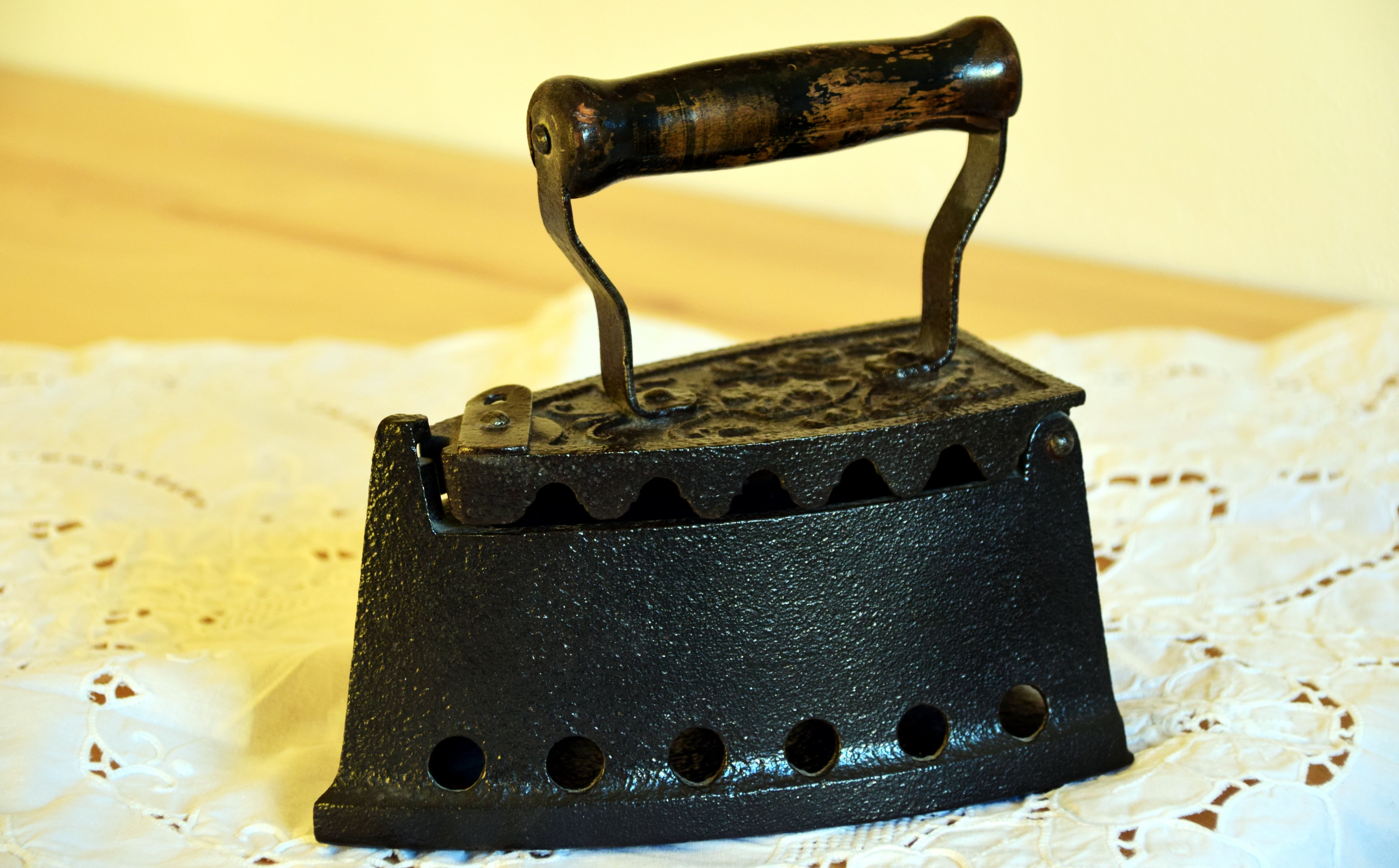 antique, cast iron, domestic room, work, focus on foreground, close-up, leather, indoors, nostalgia, ancient, century, cable, greeting card, old iron, appliance, HD Wallpaper