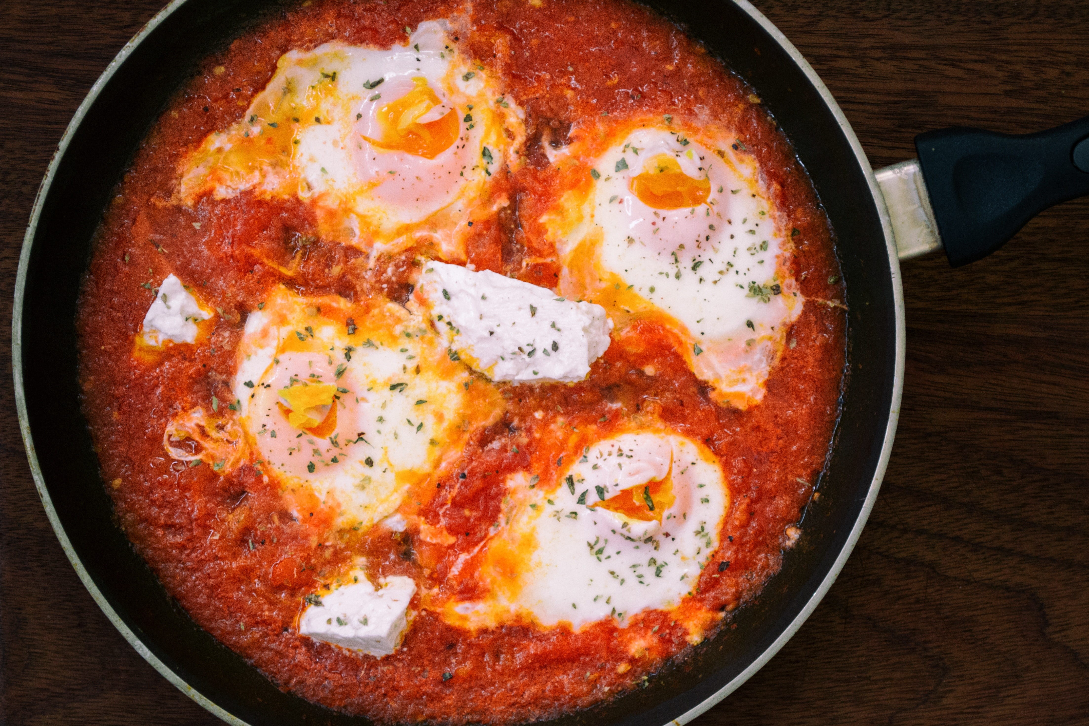 close-up, mediterranean, oil, kagyana, photography, healthy, fried, eggs, shakshuka, pan, directly above, cast iron, ready-to-eat, gdarta, comfort food, HD Wallpaper