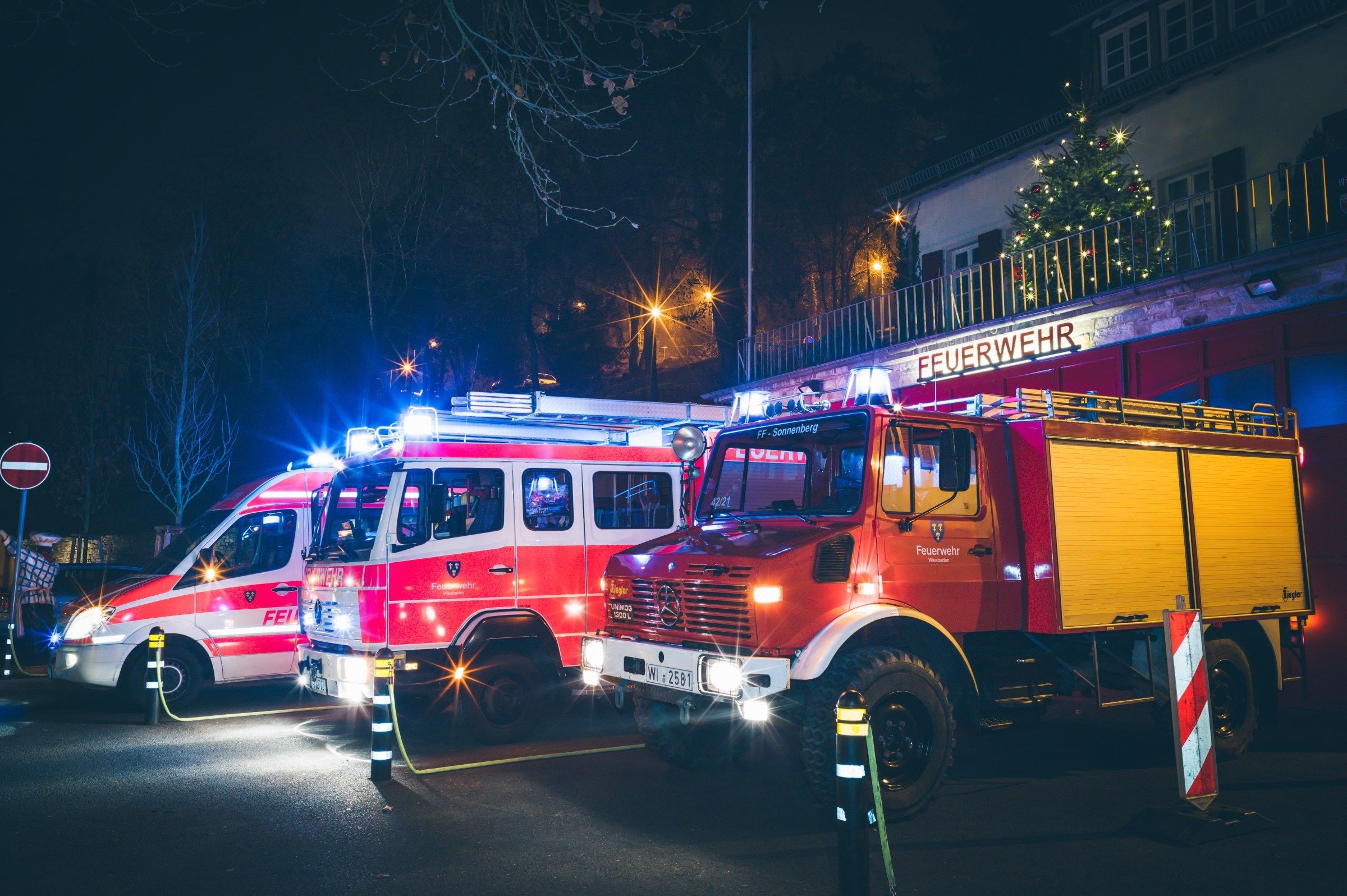 street, fire, building exterior, mode of transportation, semi, land vehicle, firetruck, vehicle, healthcare and medicine, motor vehicle, emergency, architecture, HD Wallpaper