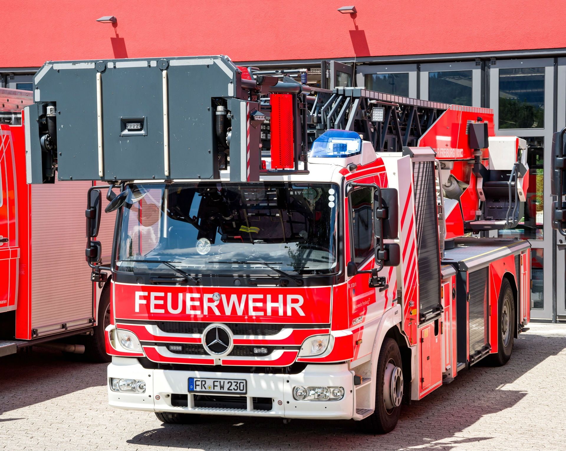 mode of transportation, transportation, accidents and disasters, incidental people, emergency, engine, firetruck, rescue worker, street, feuerwehr, semi, HD Wallpaper