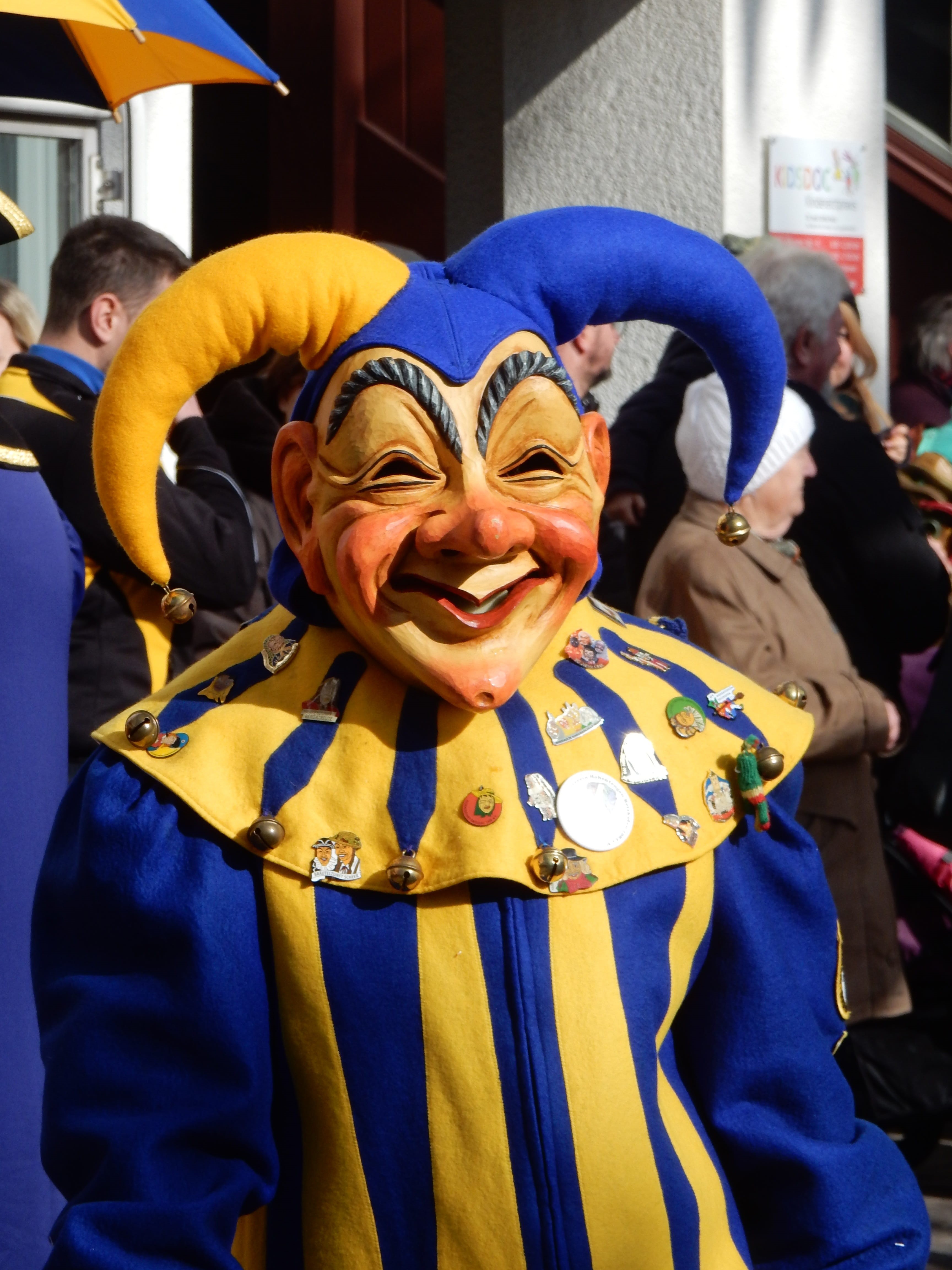 clown, customs, fasent, portrait, swabian-alemannic fasnet, costumes, blue, fasnet, real people, adult, carnival - celebration event, february, stage costume, Phone HD Wallpaper