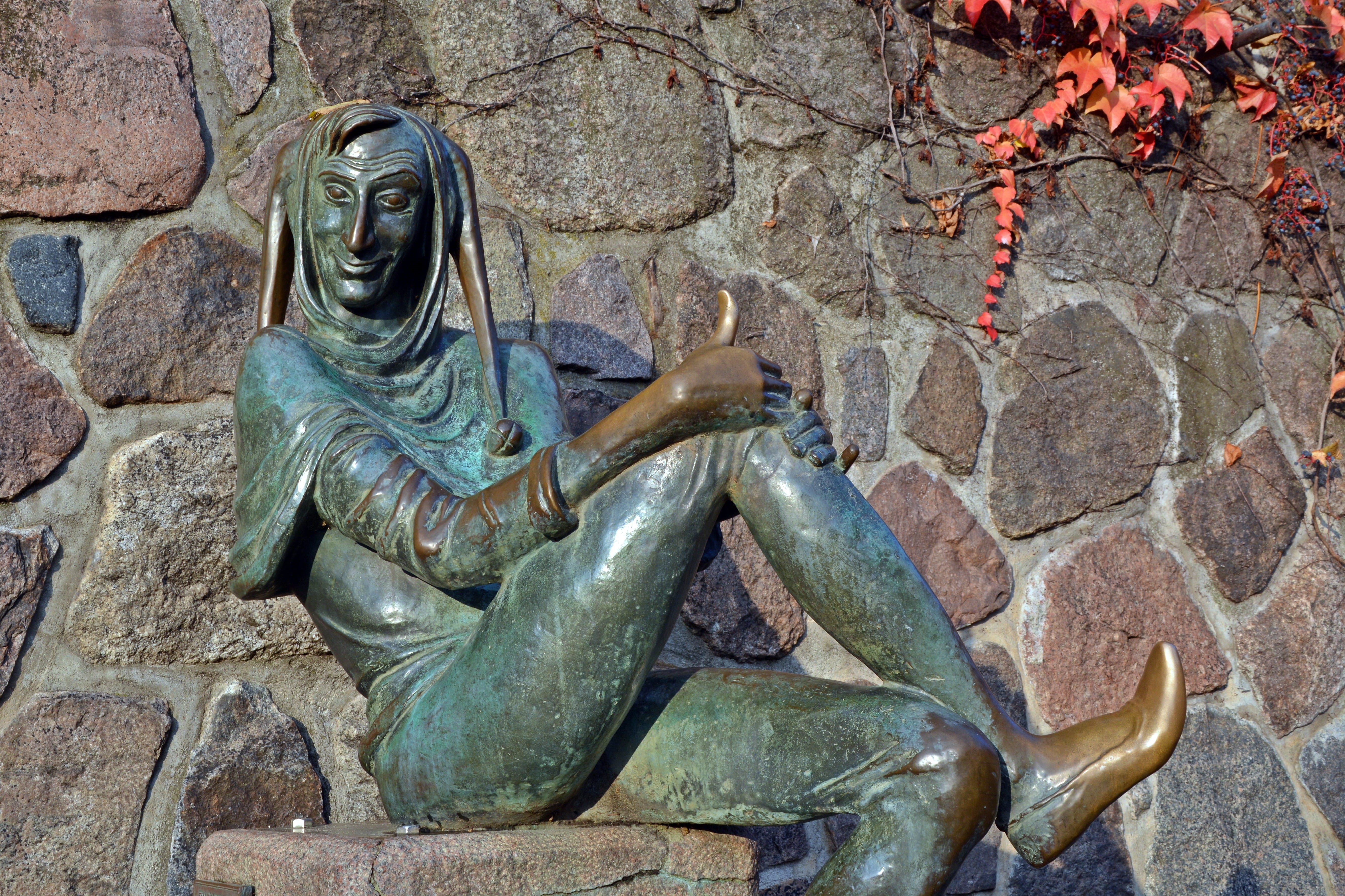 stone wall, 5K, statue, fool, old, metal, male likeness, wall - building feature, sculpture, schalk, art, wall, solid, close-up, nature, human representation, HD Wallpaper