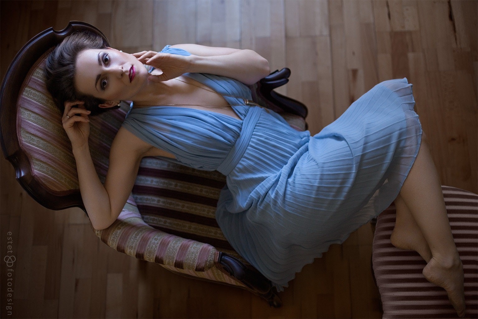 young women, women, one person, beautiful woman, young adult, Trid Estet, casual clothing, dress, blue dress, wood, beauty, hairstyle, three quarter length, HD Wallpaper