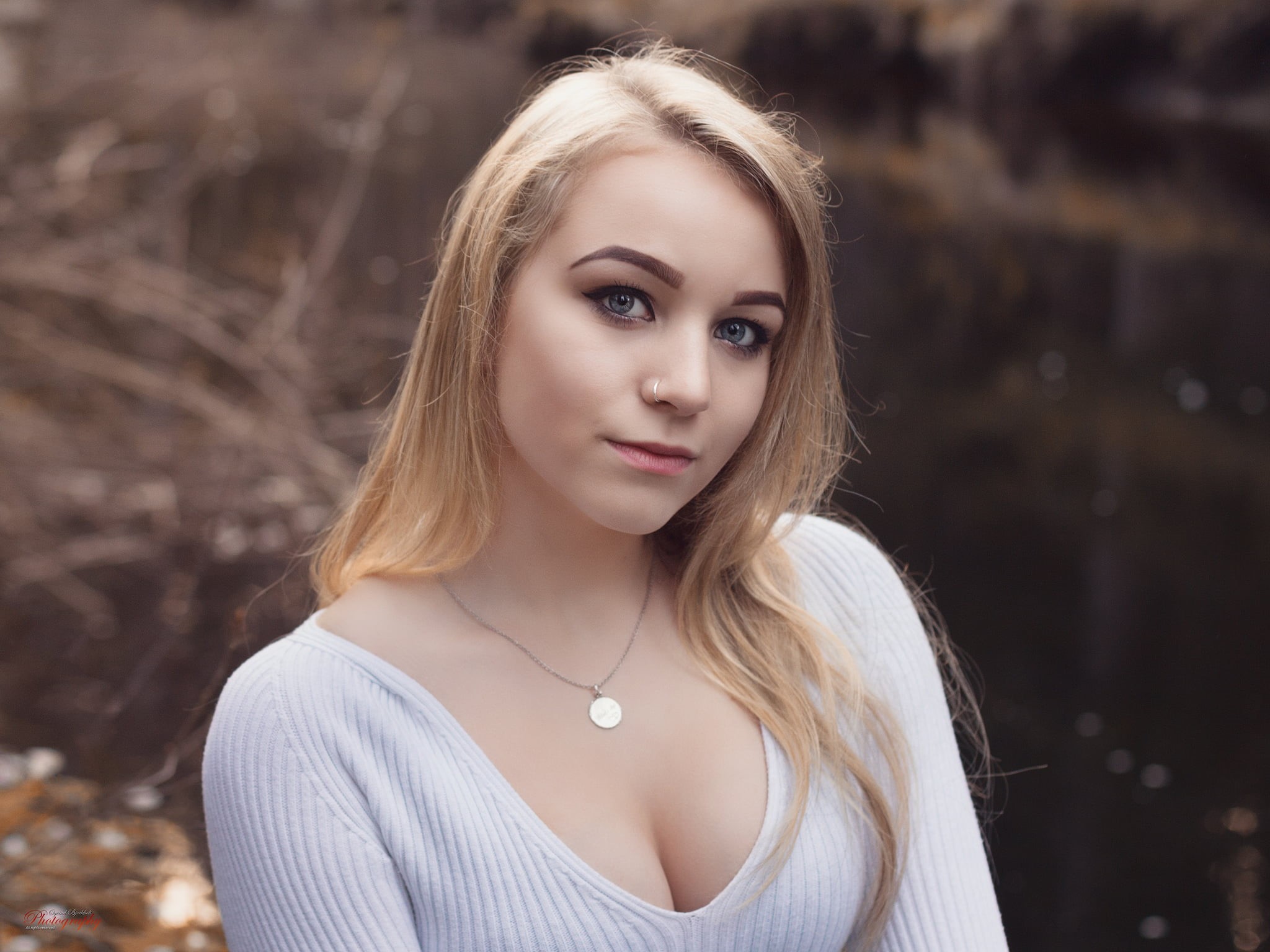 sweater, blond hair, necklace, 1080P, beautiful woman, outdoors, teenager, real people, adult, women outdoors, blonde, hairstyle, hair, standing, looking at camera, HD Wallpaper