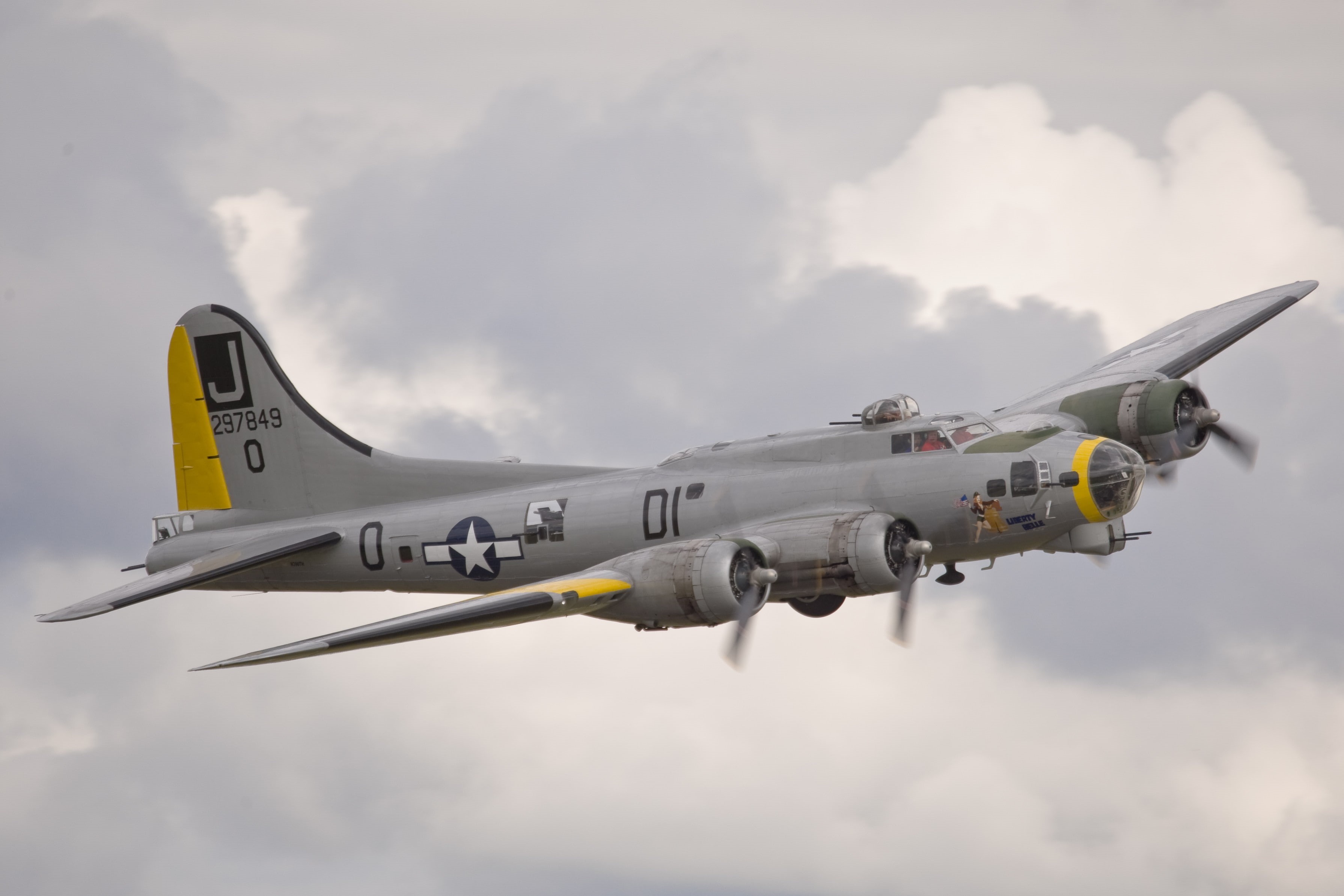 World War II, 2K, mode of transportation, outdoors, motion, military, military airplane, no people, flying, war, day, sky, aerospace industry, Boeing B-17 Flying Fortress, HD Wallpaper