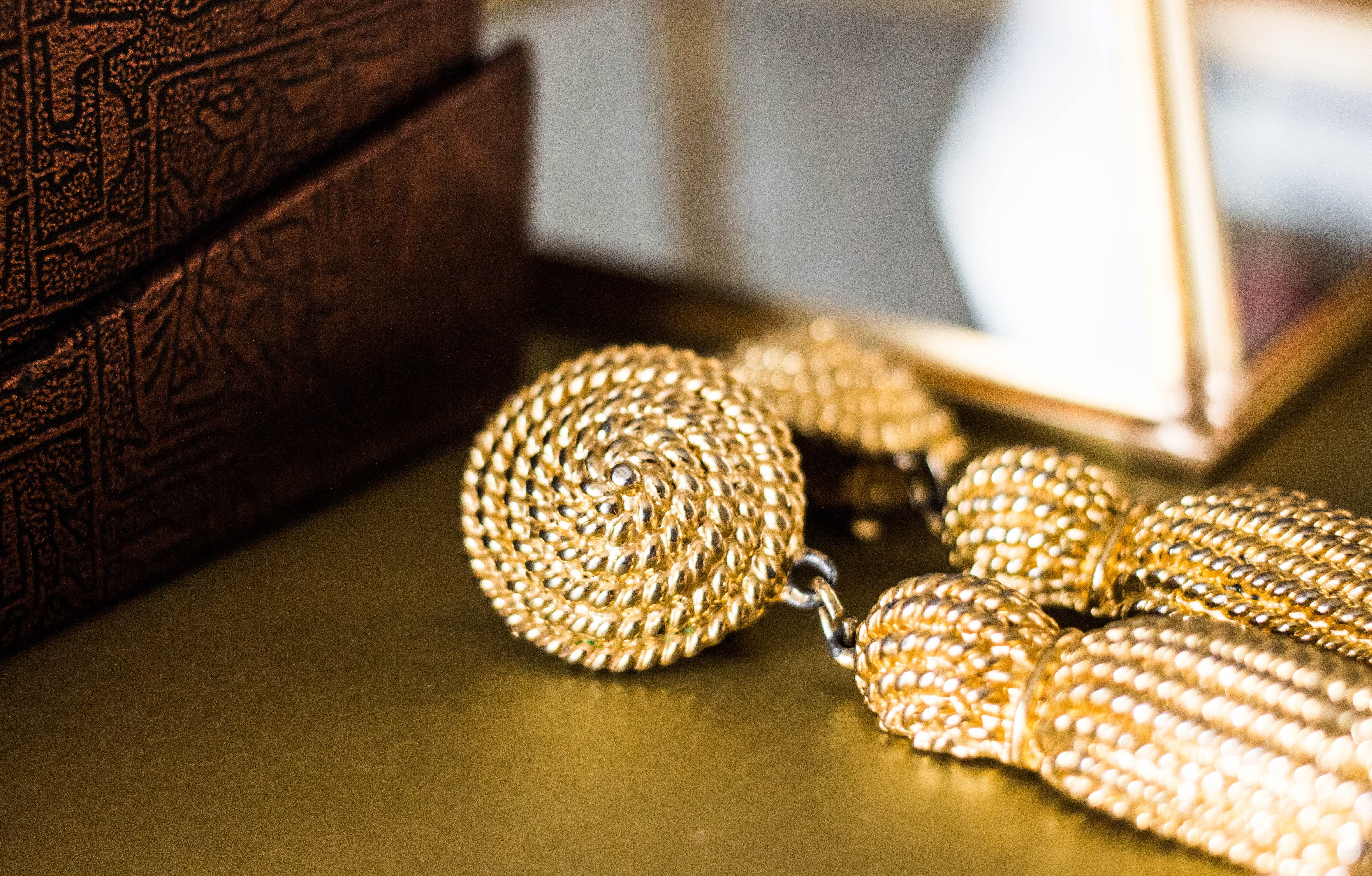 gold jewellery, gold, focus on foreground, earrings, still life, personal accessory, luxury, 4K, art and craft, jewellery, ornate, elegance, pendant, pattern, HD Wallpaper
