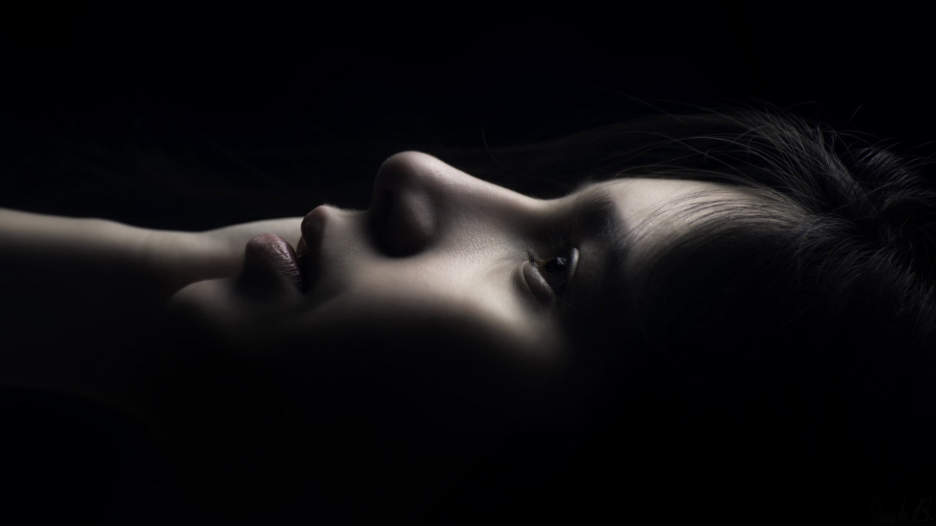 dark hair, human body part, blonde, close-up, 1080P, face, beauty, hands on head, one person, human face, headshot, human lips, low light, human hair, HD Wallpaper