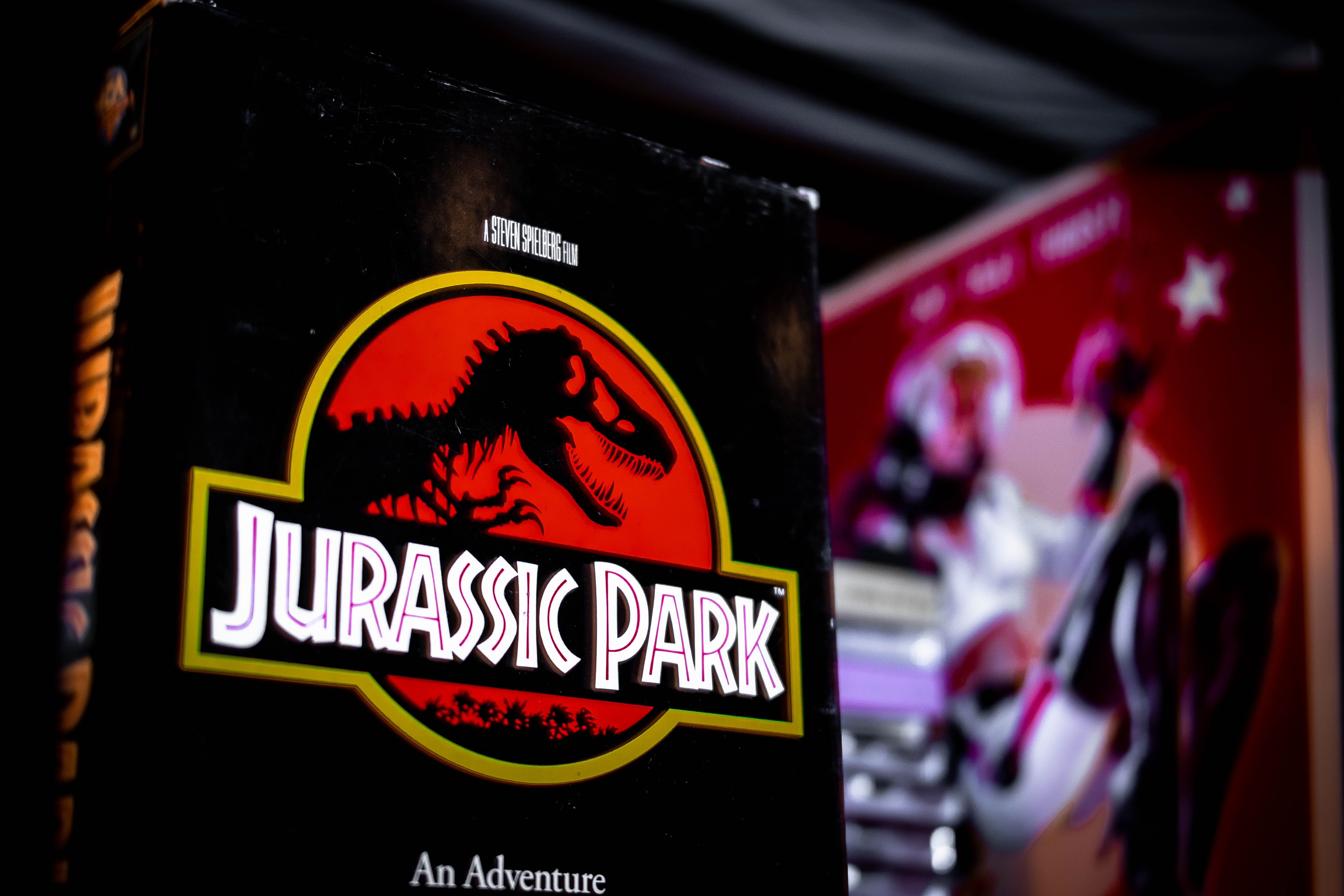 healthcare and medicine, 5K, close-up, jurassic park, non-western script, jurassic, red, night, photography, information sign, illuminated, HD Wallpaper