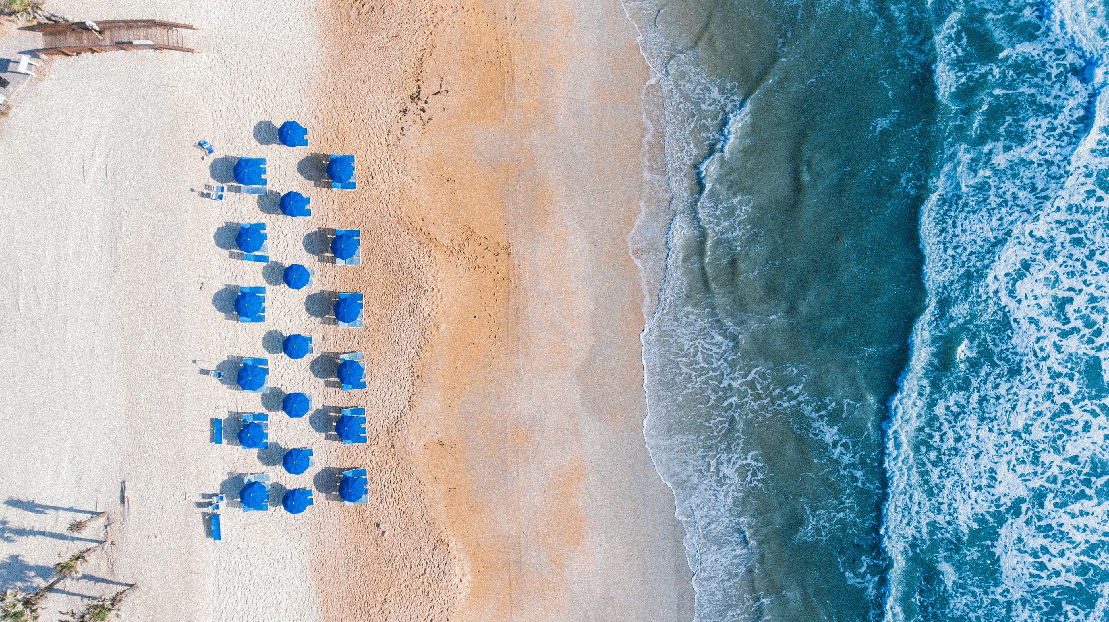 umbrellas, aerial, sundeck, architecture, sea, ocean, over head, water, wave, day, photography, hotel, surf, surfing, beauty in nature, view, land, outdoors, HD Wallpaper