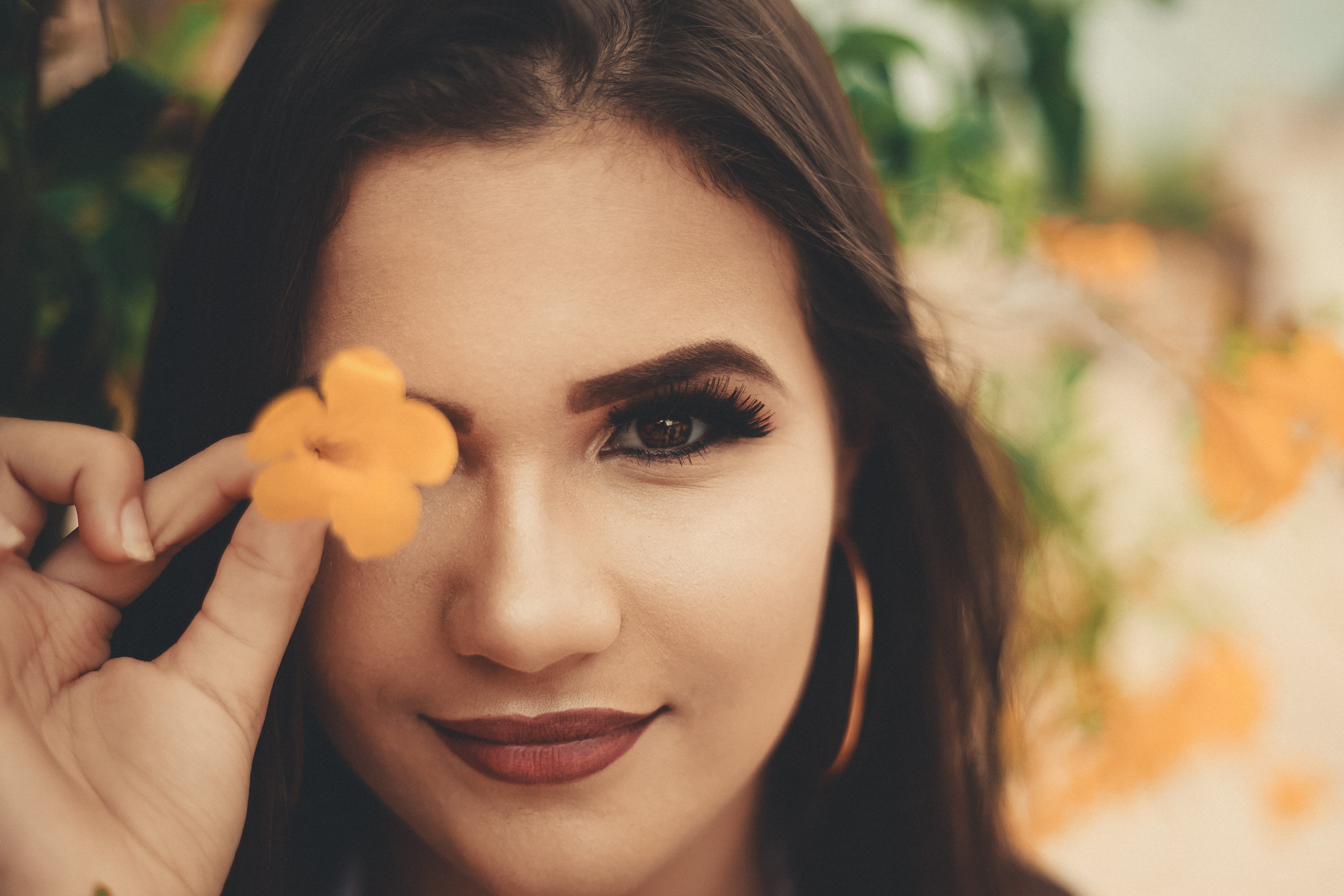 5K, right, freshness, petaled, headshot, facial expression, girl, portrait, looking at camera, body part, human face, one person, outdoors, focus on foreground, HD Wallpaper