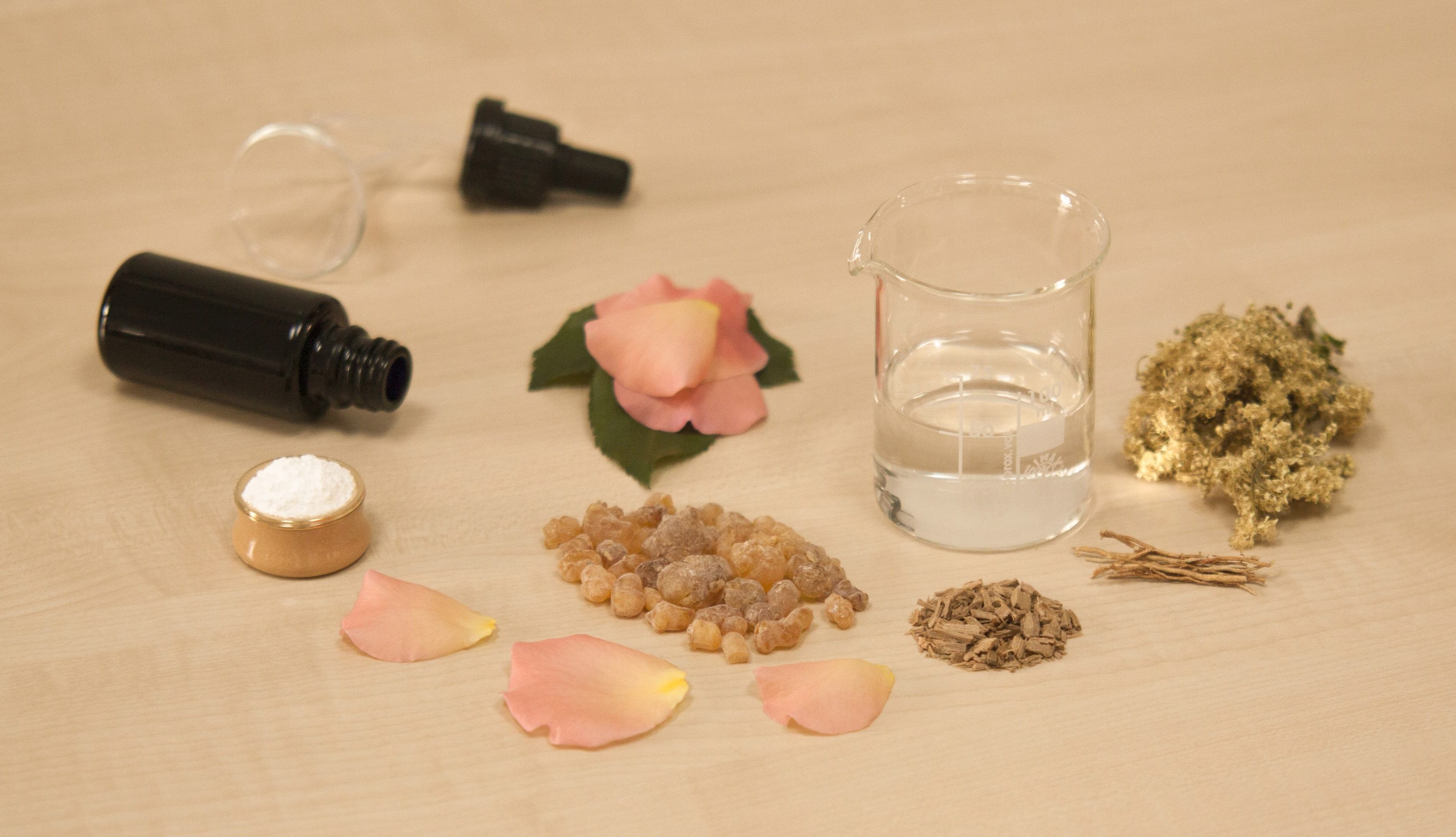 homeopathic medicine, studio shot, 4K, vetiver, chrysopogon zizanioides, miron violet glass, aromatherapy, meadowsweet, food and drink, top note, base note, HD Wallpaper