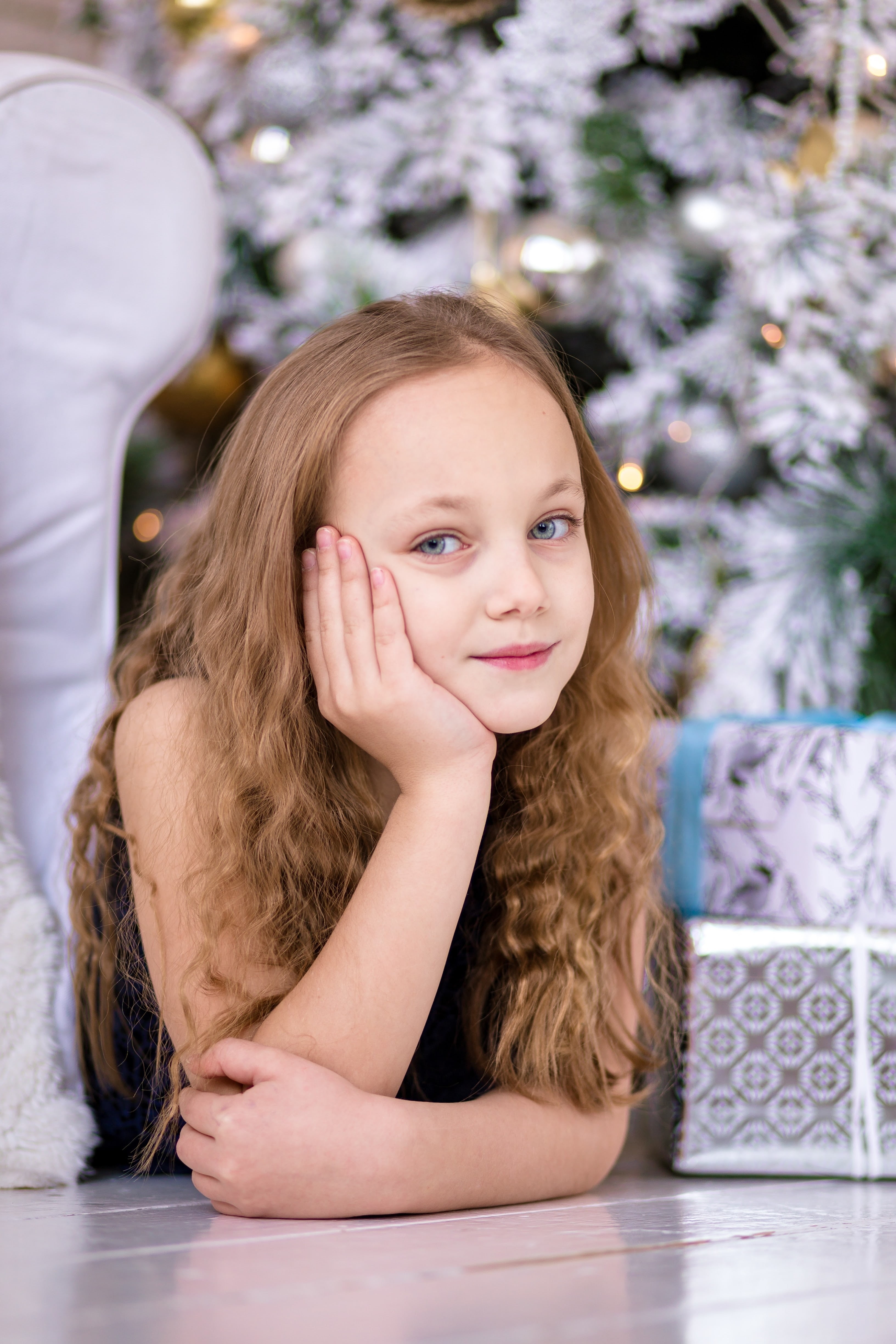 present, red, looking at camera, portrait, happiness, beautiful, kids, celebration, box, christmas, child, hand, background, season, surprise, joy, person, Phone HD Wallpaper