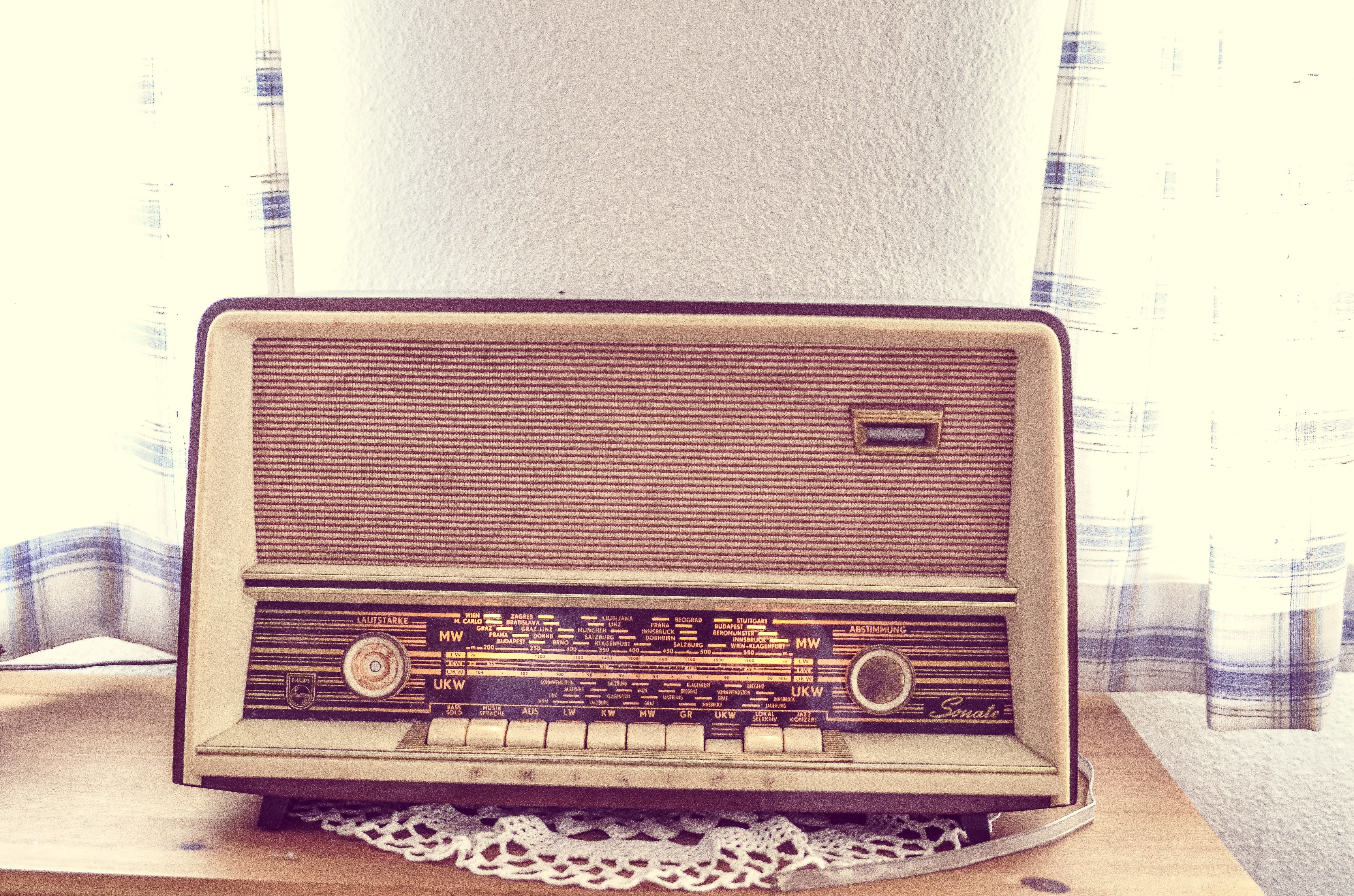 sound, technology, wooden table, 4K, wooden, music, man made object, communication, home interior, indoors, old-fashioned, day, radio, brown, white, old, HD Wallpaper