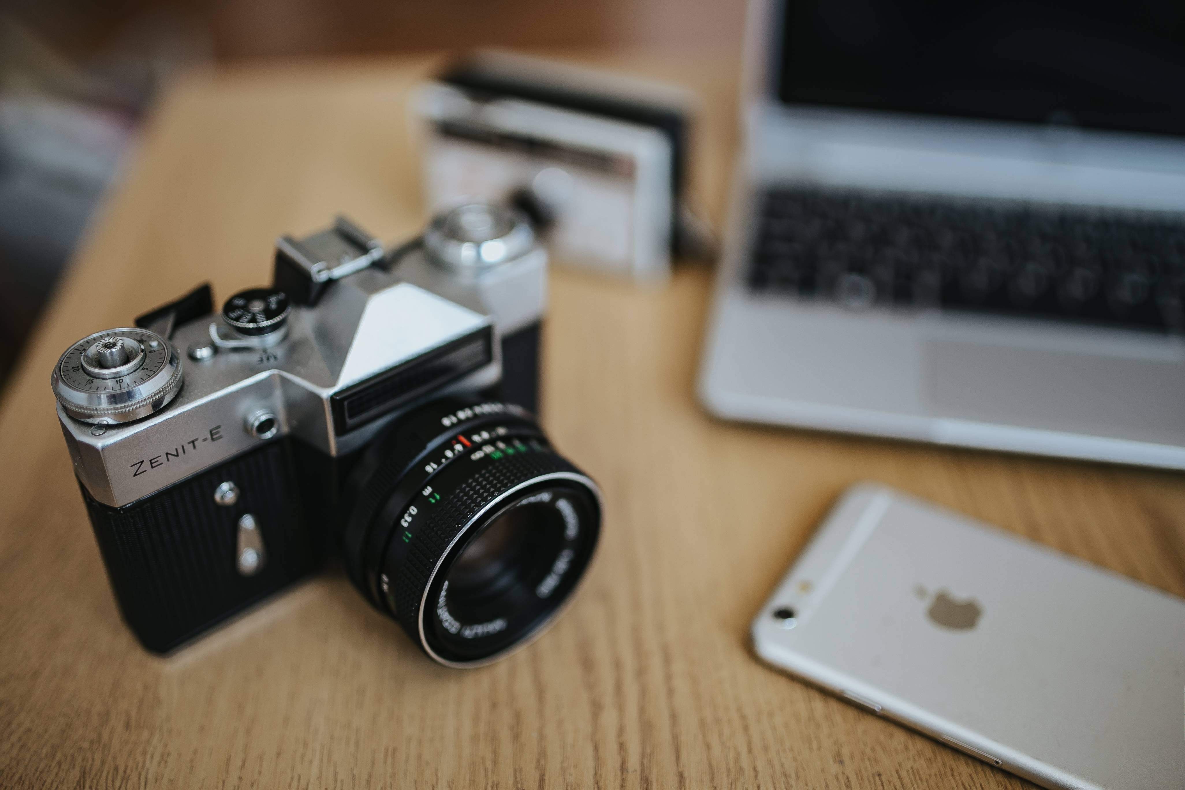 retro Styled, camera, wireless technology, close-up, old-fashioned, modern, photograph, no people, black-and-white, 4K, white, lens - Optical Instrument, HD Wallpaper