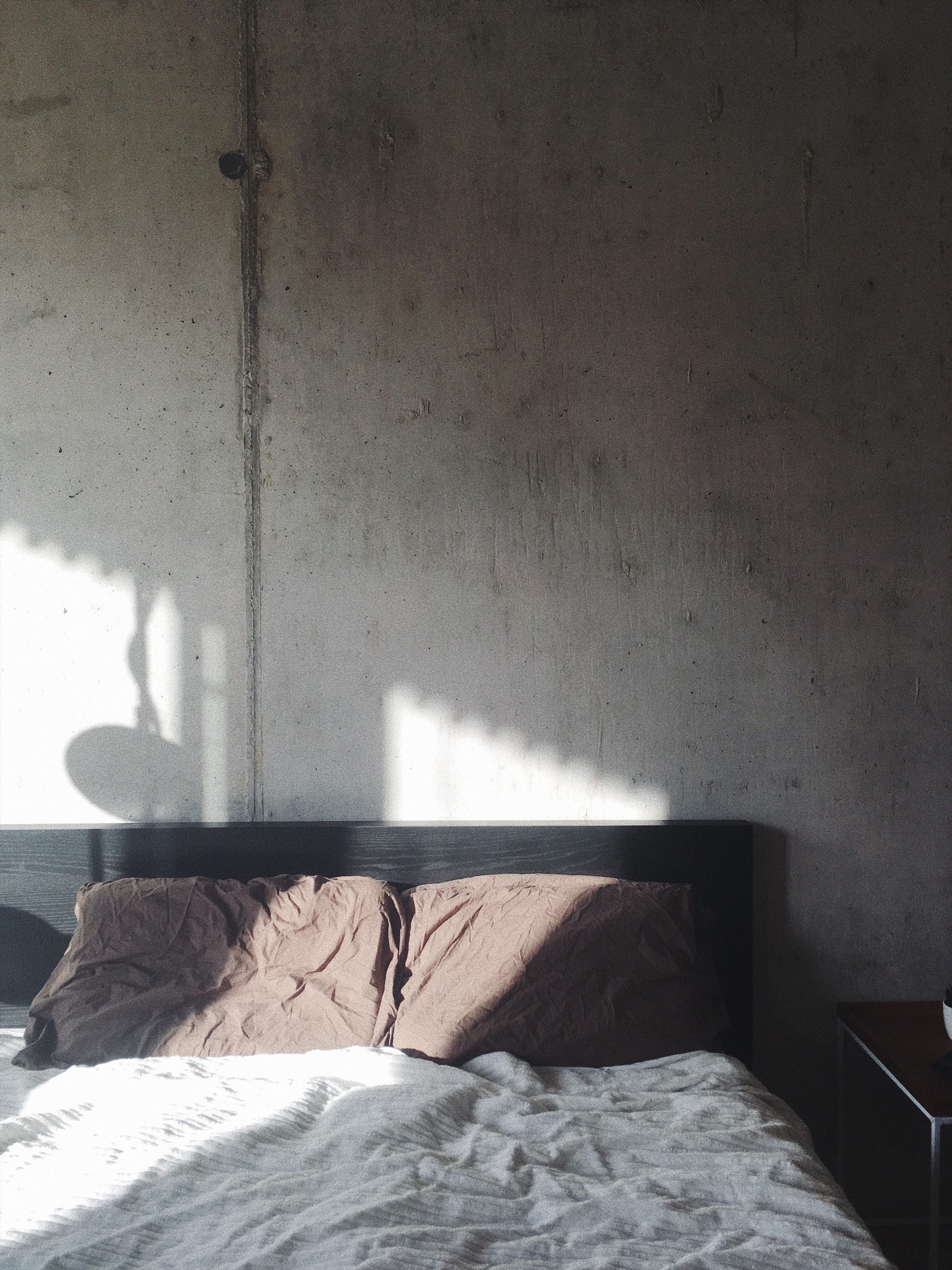 day, minimal, home showcase interior, shadow, home interior, industrial, interior, no people, wall, pillows, sheet, comforter, sunlight, cozy, home, bedroom, Phone HD Wallpaper
