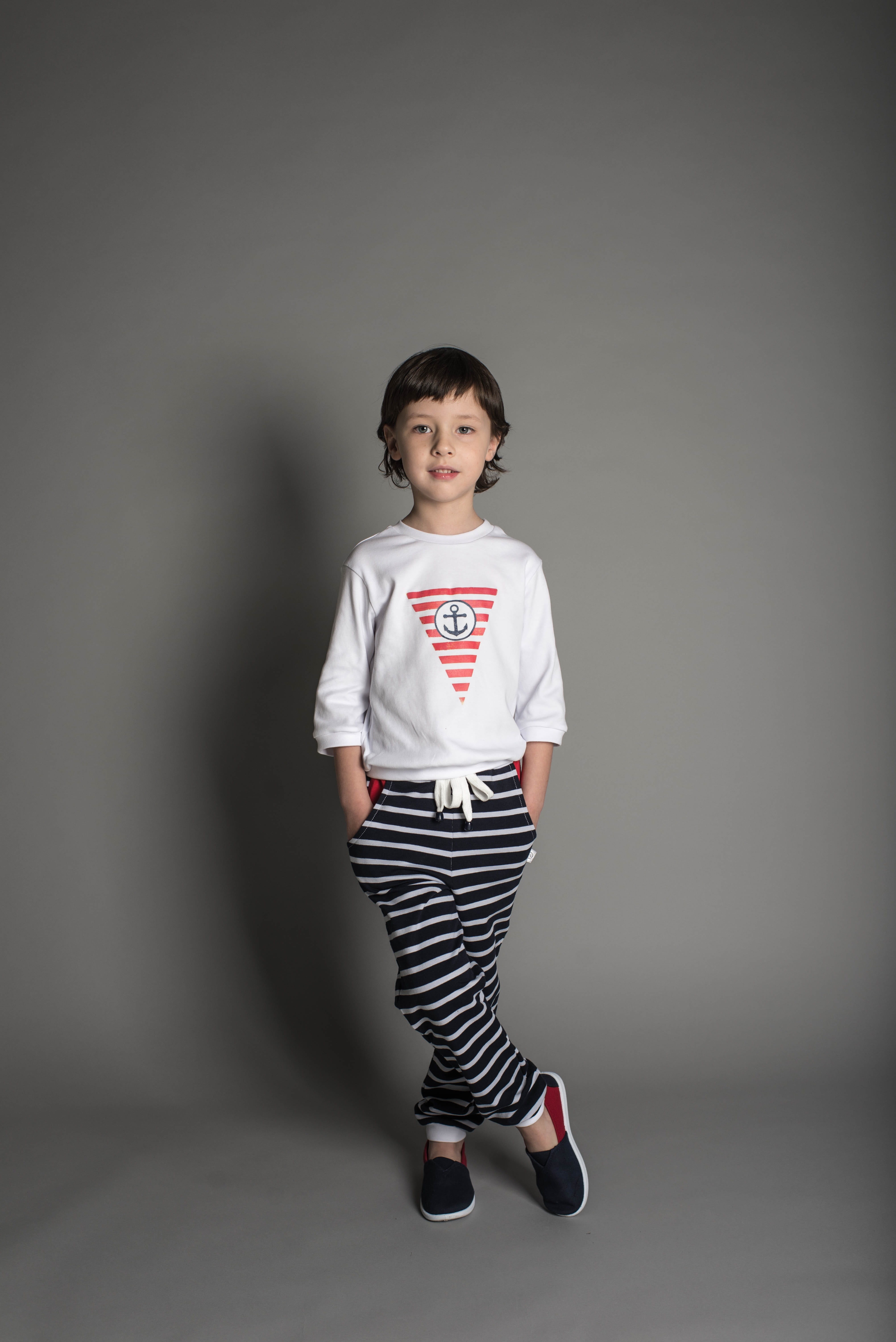 posing, studio, boys, sports wear, hairstyle, 5K, standing, studio shot, gray, gray background, children photographer, text, portrait, boy, view, casual clothing, Phone HD Wallpaper