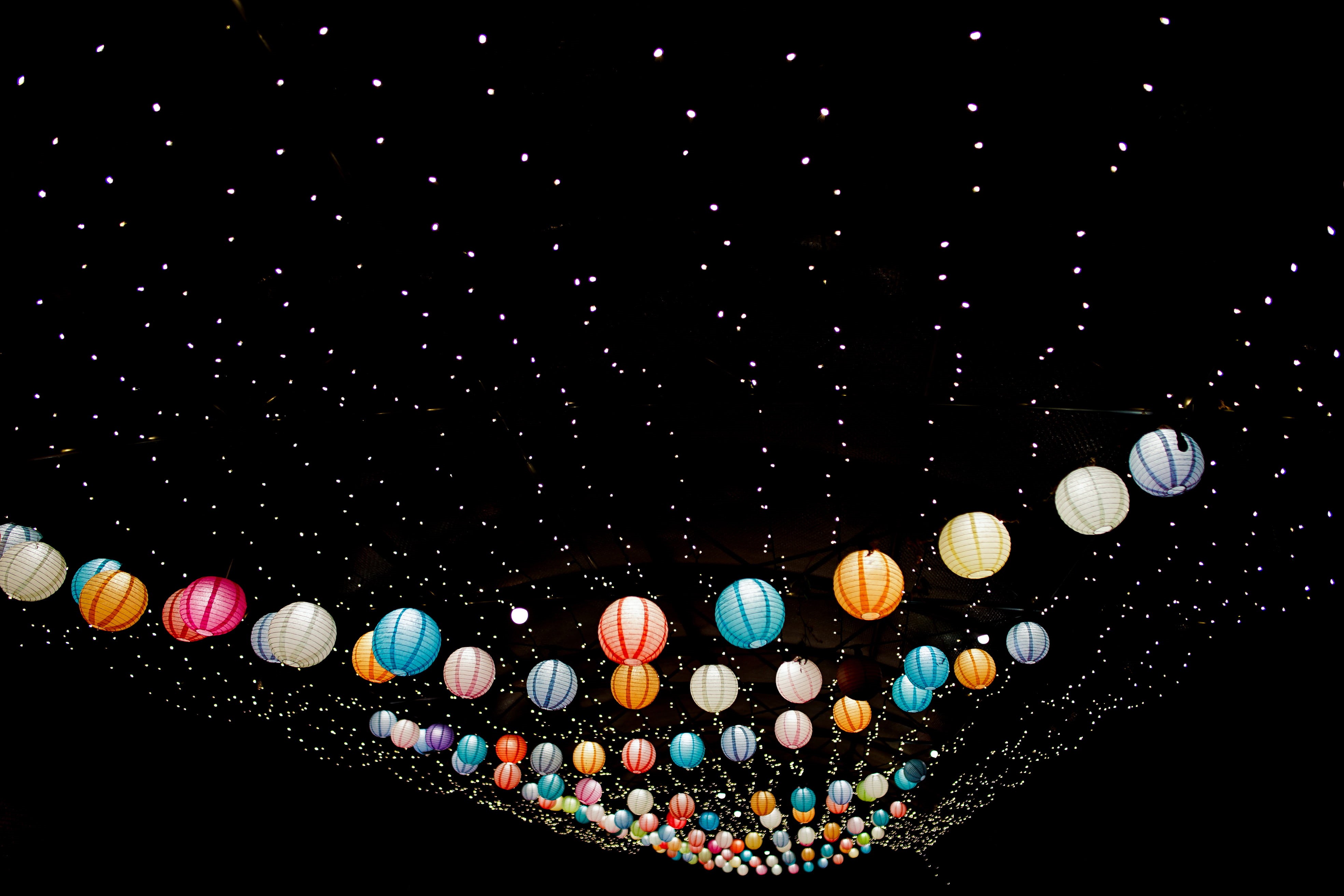 dark, 4K, choice, multi colored, abundance, black background, variation, lighted, lanterns, creativity, nature, colorful, lamp, assorted, defocused, clear sky, HD Wallpaper