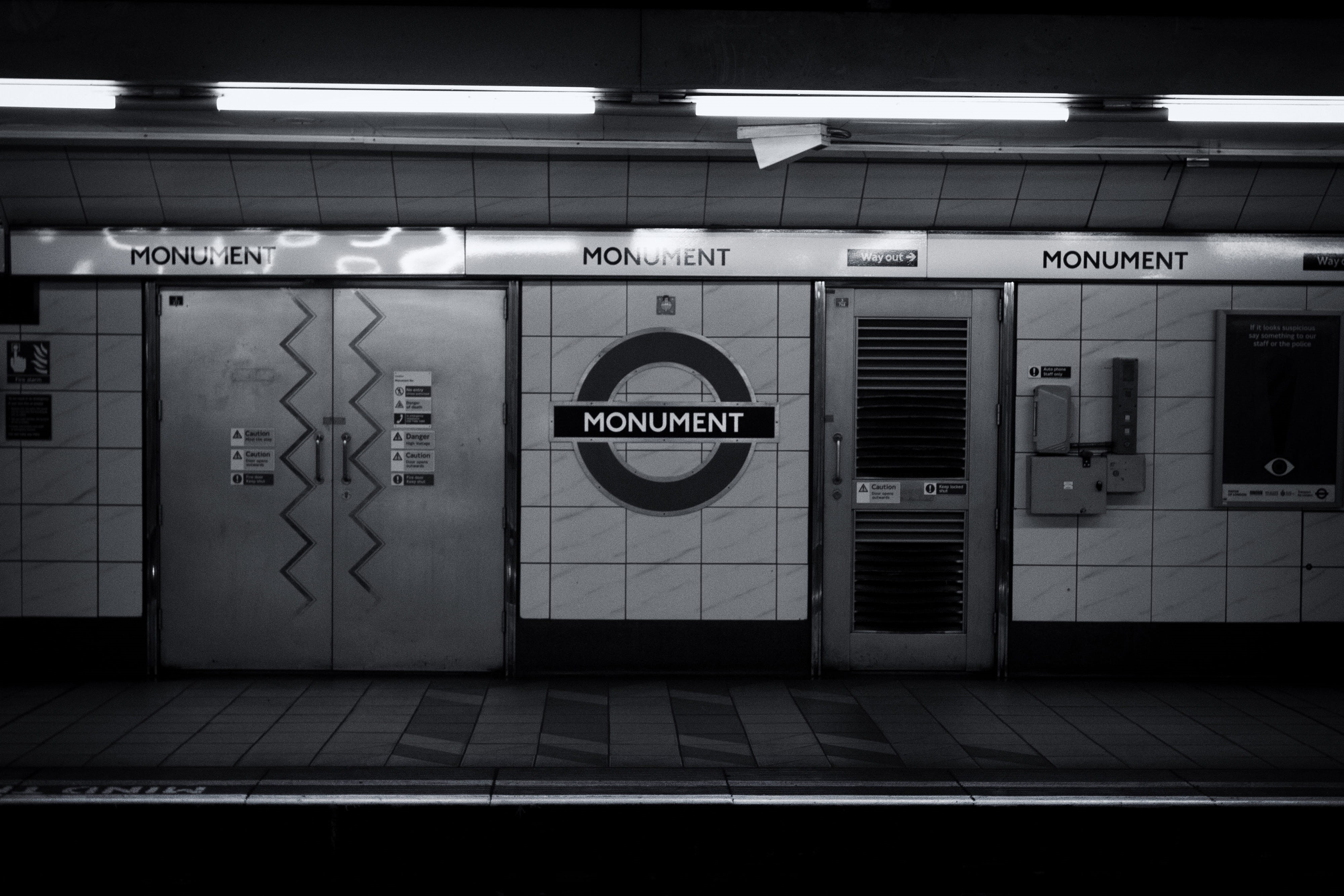 white, 4K, architecture, london, built structure, sign, script, monument, subway station, tube, shot, non-western script, underground walkway, transportation, HD Wallpaper