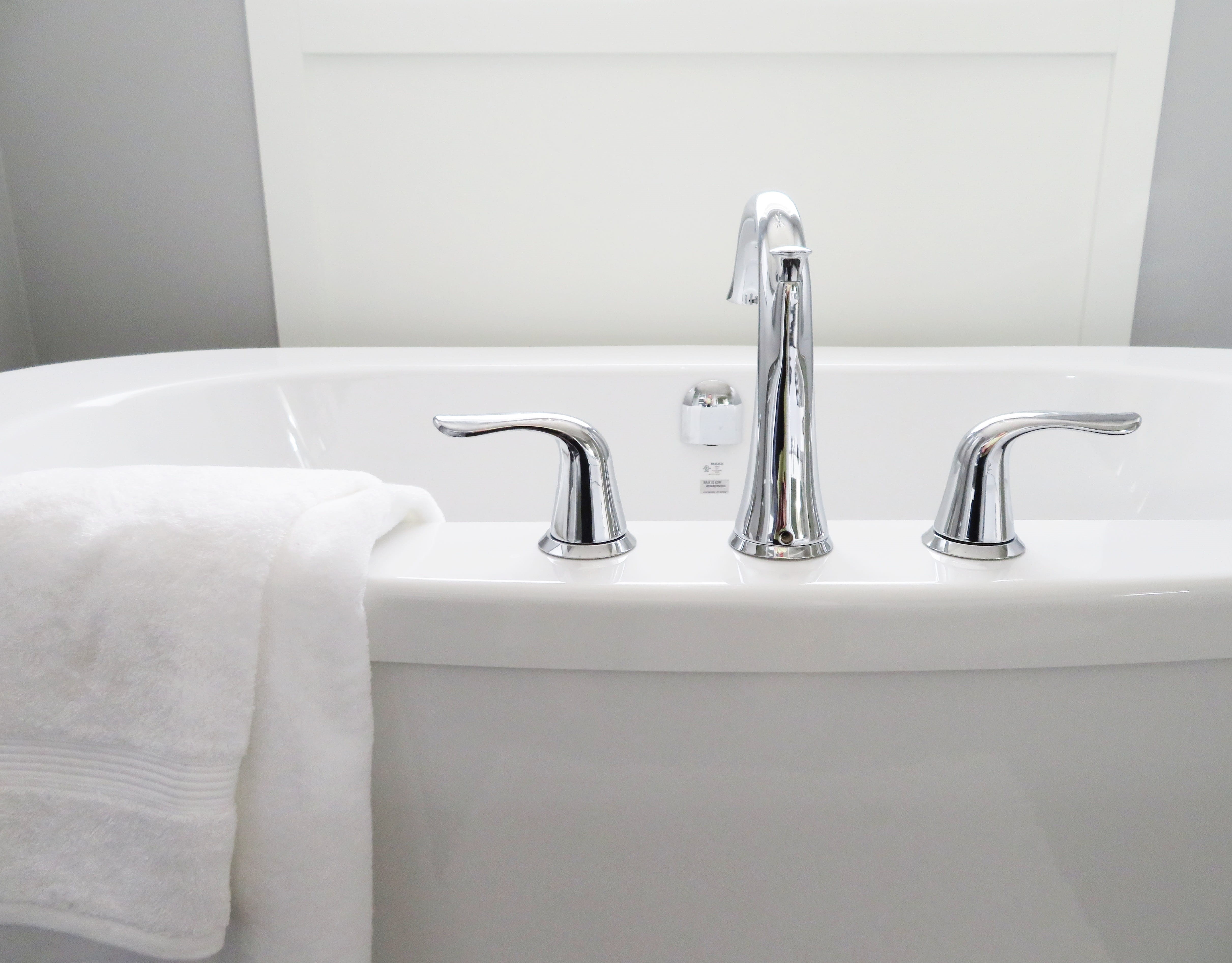 towel, wash, elegance, restroom, White, wealth, luxury, indoors, house, silver colored, 4K, sanitary, tile, bathroom, home, Bathtub, Tub, sink, bath, porcelain, HD Wallpaper