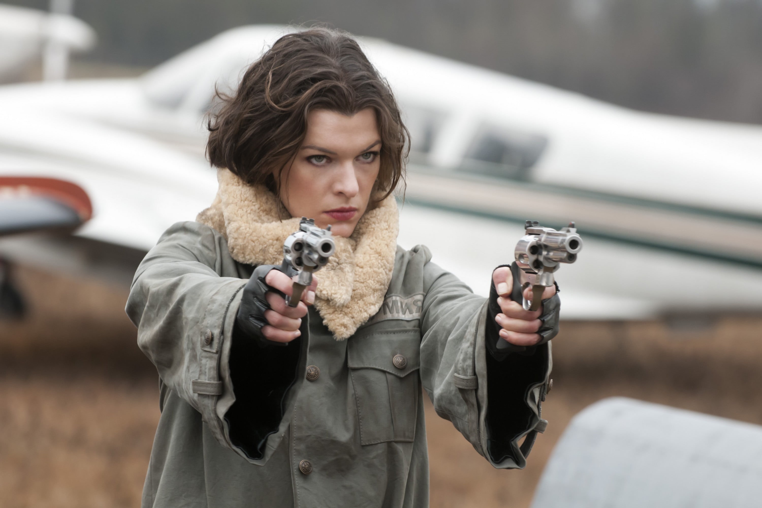 Resident Evil Afterlife, Milla Jovovich, pose, Resident evil 4: Life after death, 2K, look, Alice, weapons, HD Wallpaper