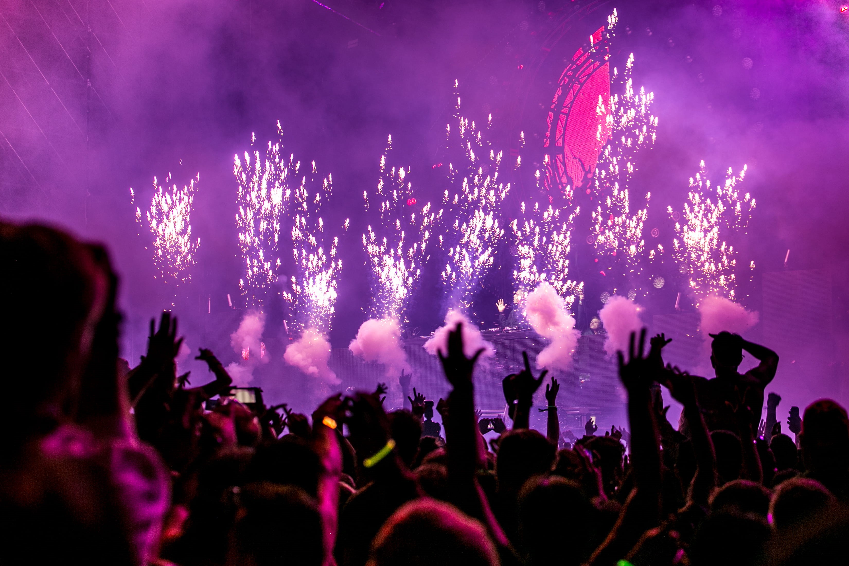 light, human arm, arms raised, event, dancing, arts culture and entertainment, crowd, performance, nightclub, 2K, positive emotion, nightlife, concert, HD Wallpaper