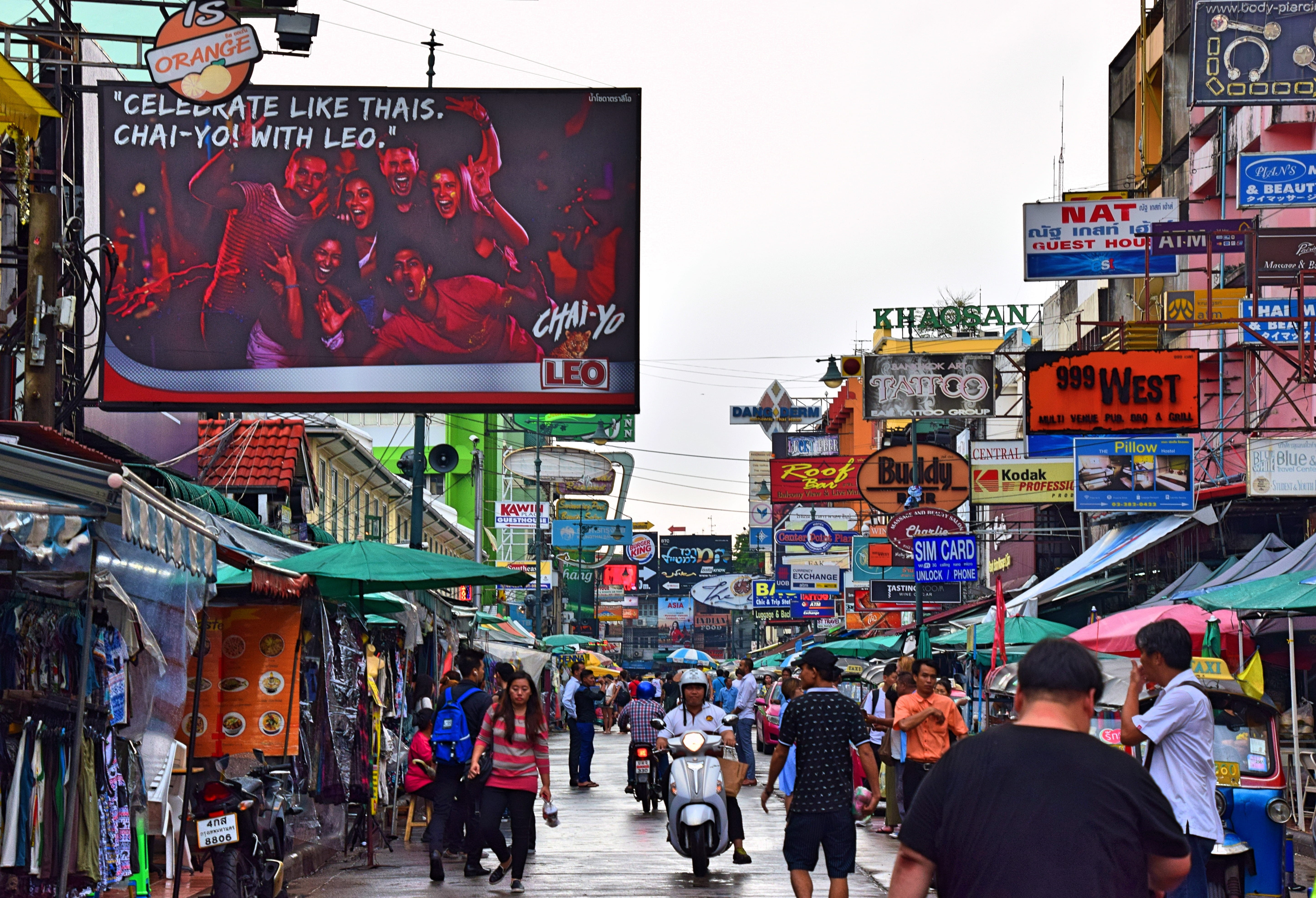 bangkok, real people, city, adult, advert, large group of people, thailand, men, text, travel, urban, architecture, contrast, bright, communication, advertising, HD Wallpaper