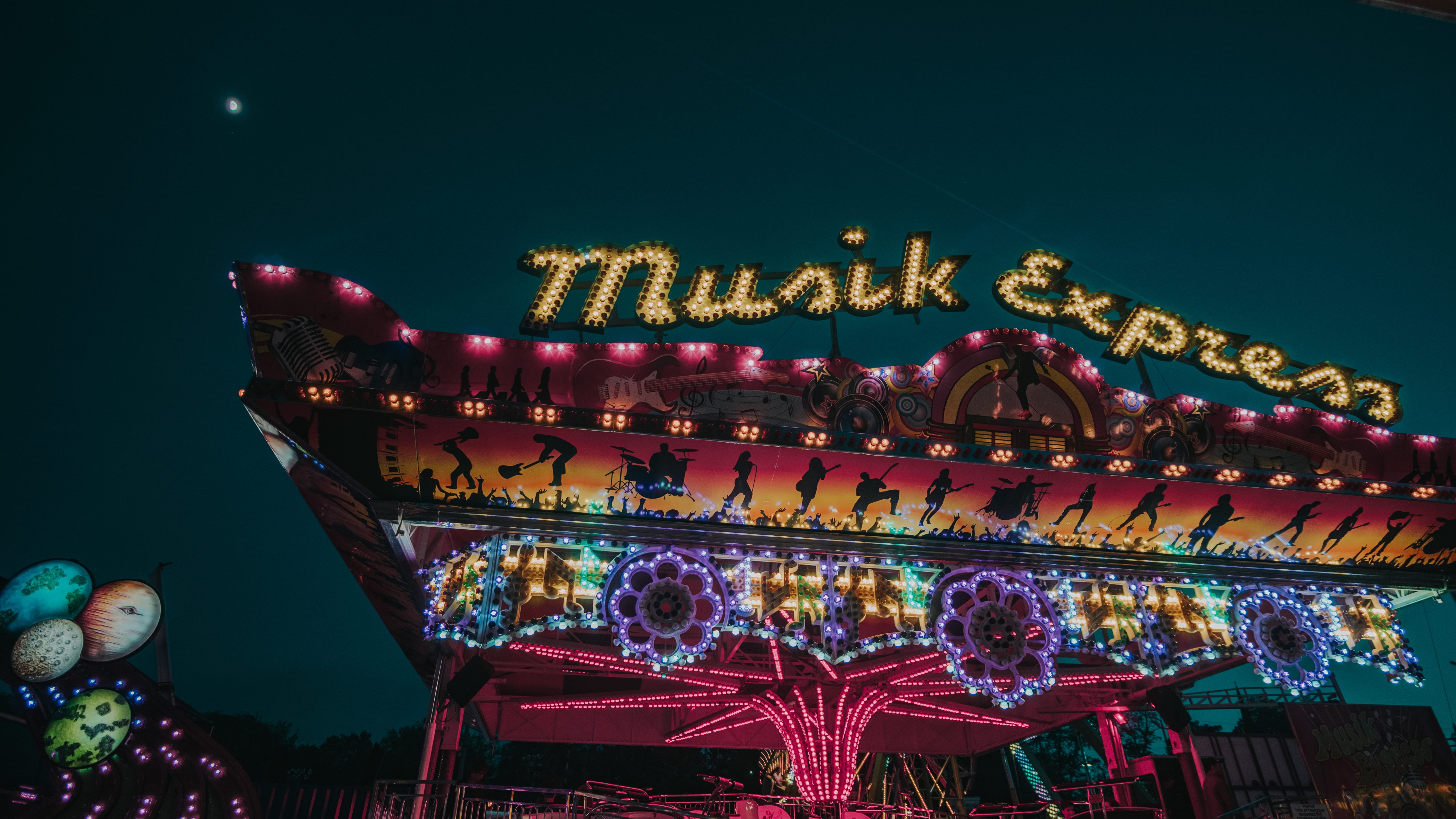 light bulbs, celebration, retro vibes, arts culture and entertainment, neon, vibes, no people, sky, multi colored, outdoors, illuminated, amusement ride, HD Wallpaper