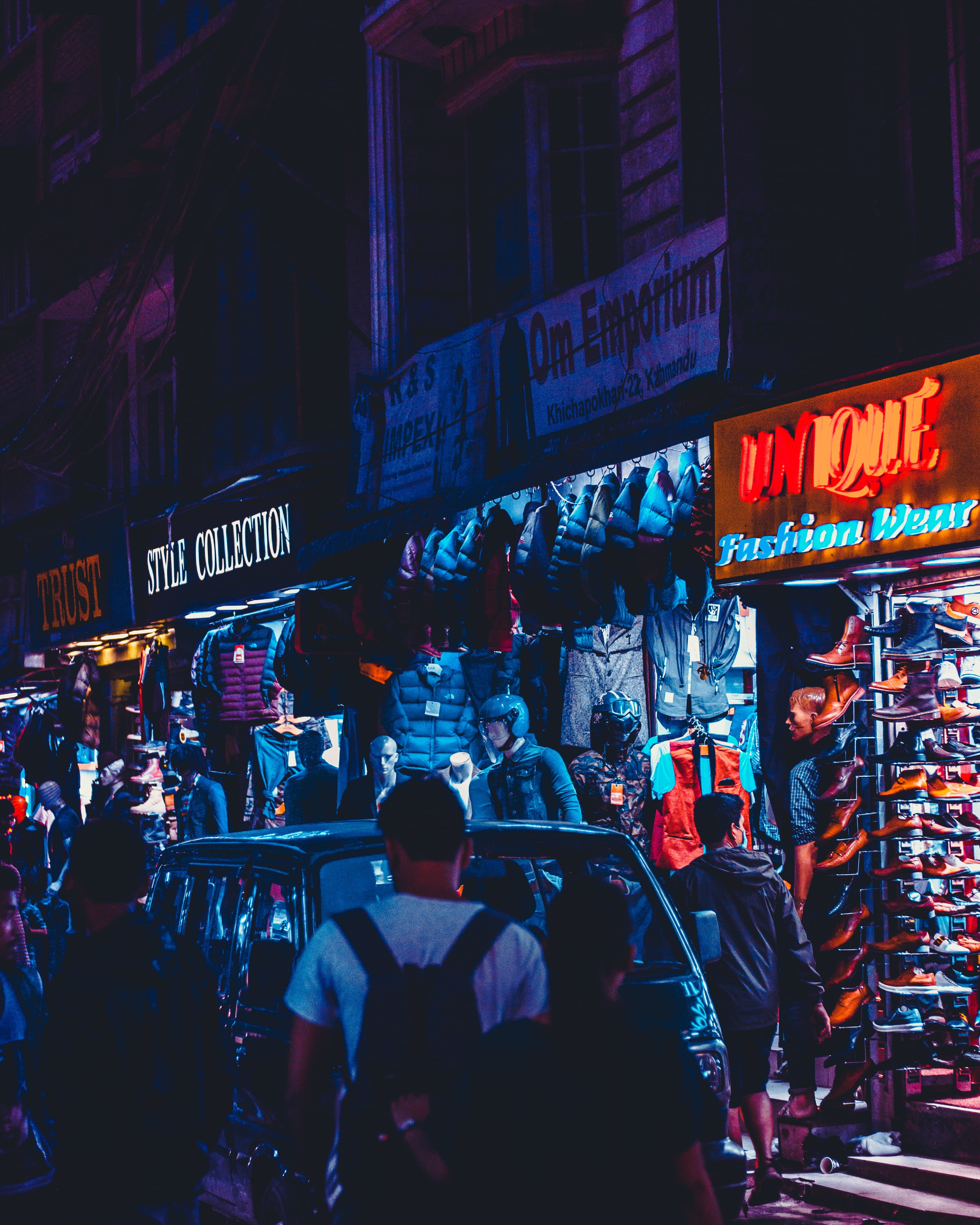 editorial, facade, women, standing, nightlife, night time, car, neon, men, person, helmet, street, 4K, night, man, people, shope, city, crowd, moddy, store, Phone HD Wallpaper