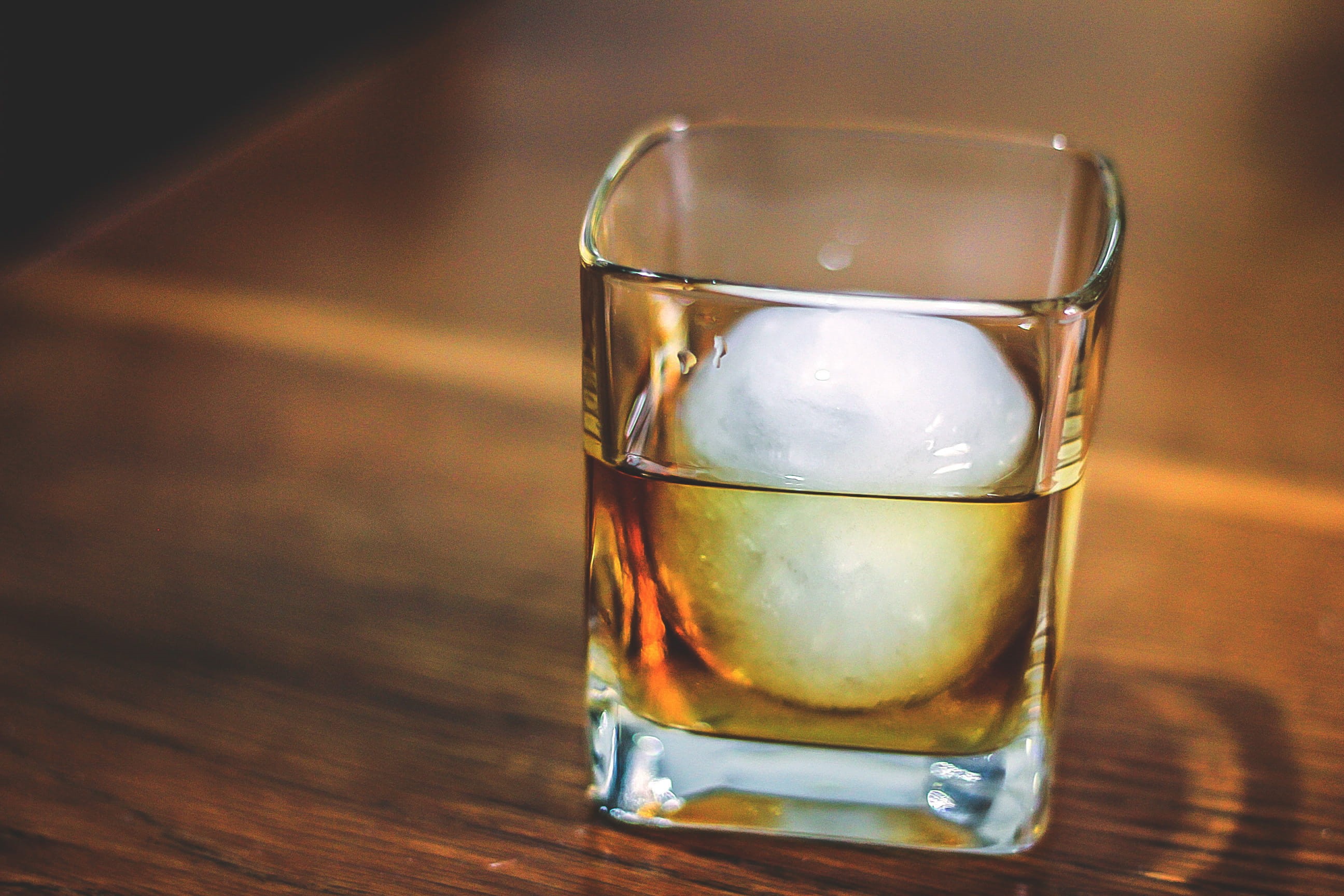 freshness, distillate, food, crockery, household equipment, whisky, glass, 2K, food and drink, scotch, malt, focus on foreground, indoors, barman, booze, HD Wallpaper
