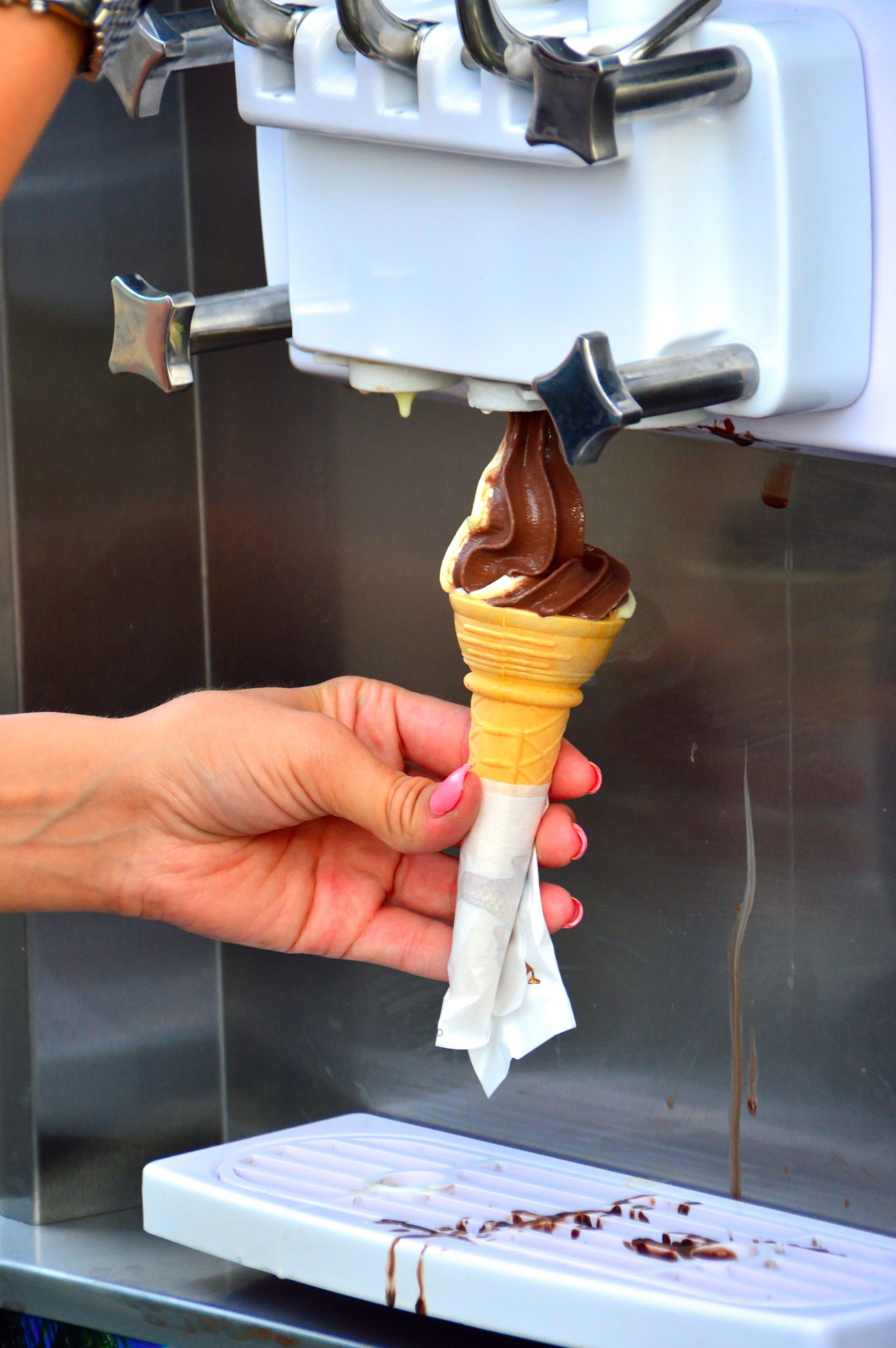 funnel, working, holding, close-up, temptation, food, sweet, ice cream cone, cone, one person, dessert, sweet food, 5K, real people, occupation, ice cream maker, Phone HD Wallpaper