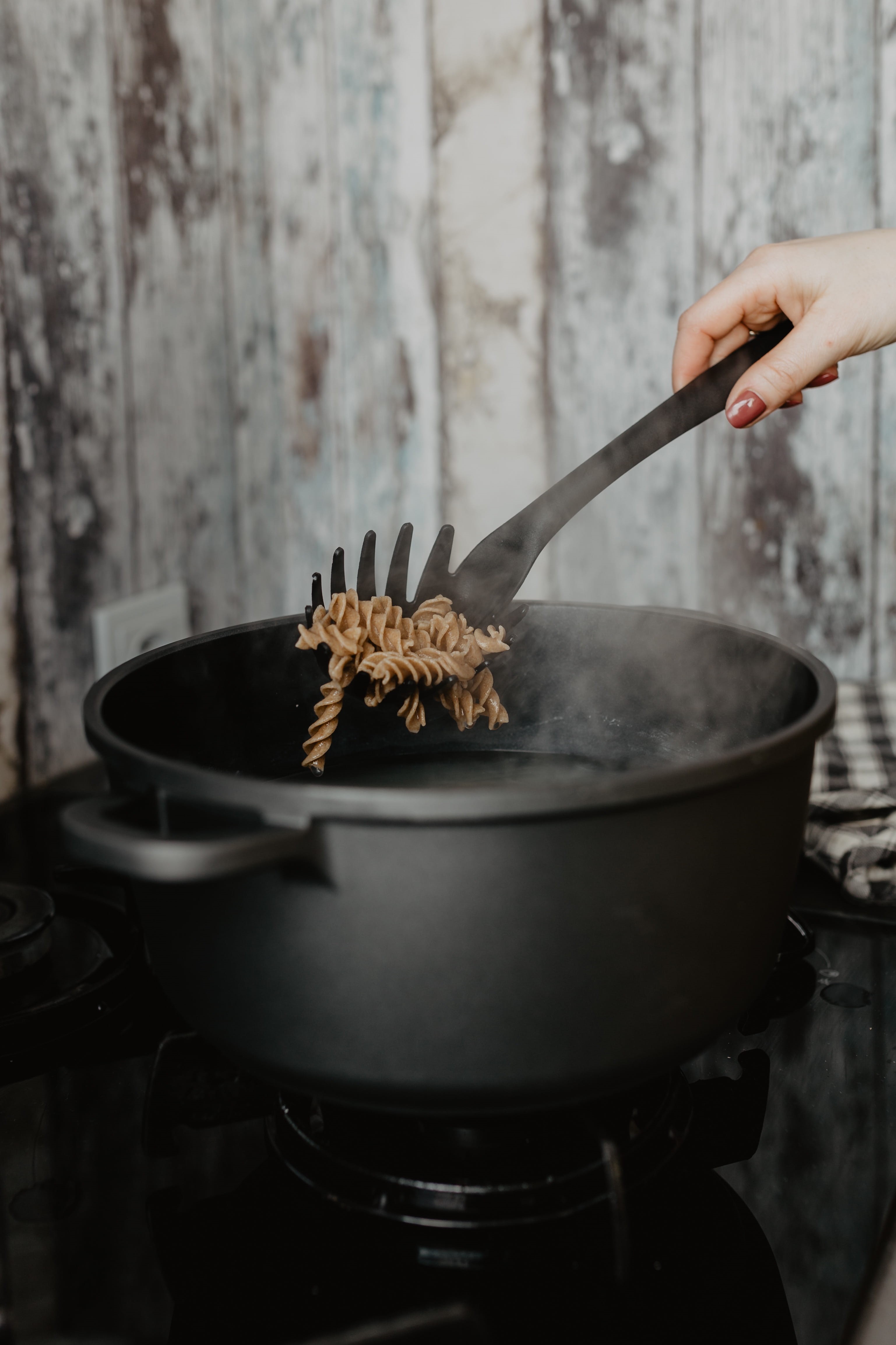 kitchen utensil, food, unrecognizable person, woman, 4K, hand, close-up, cooking, lifestyles, noodles, heat - temperature, pot, holding, real people, preparation, Phone HD Wallpaper
