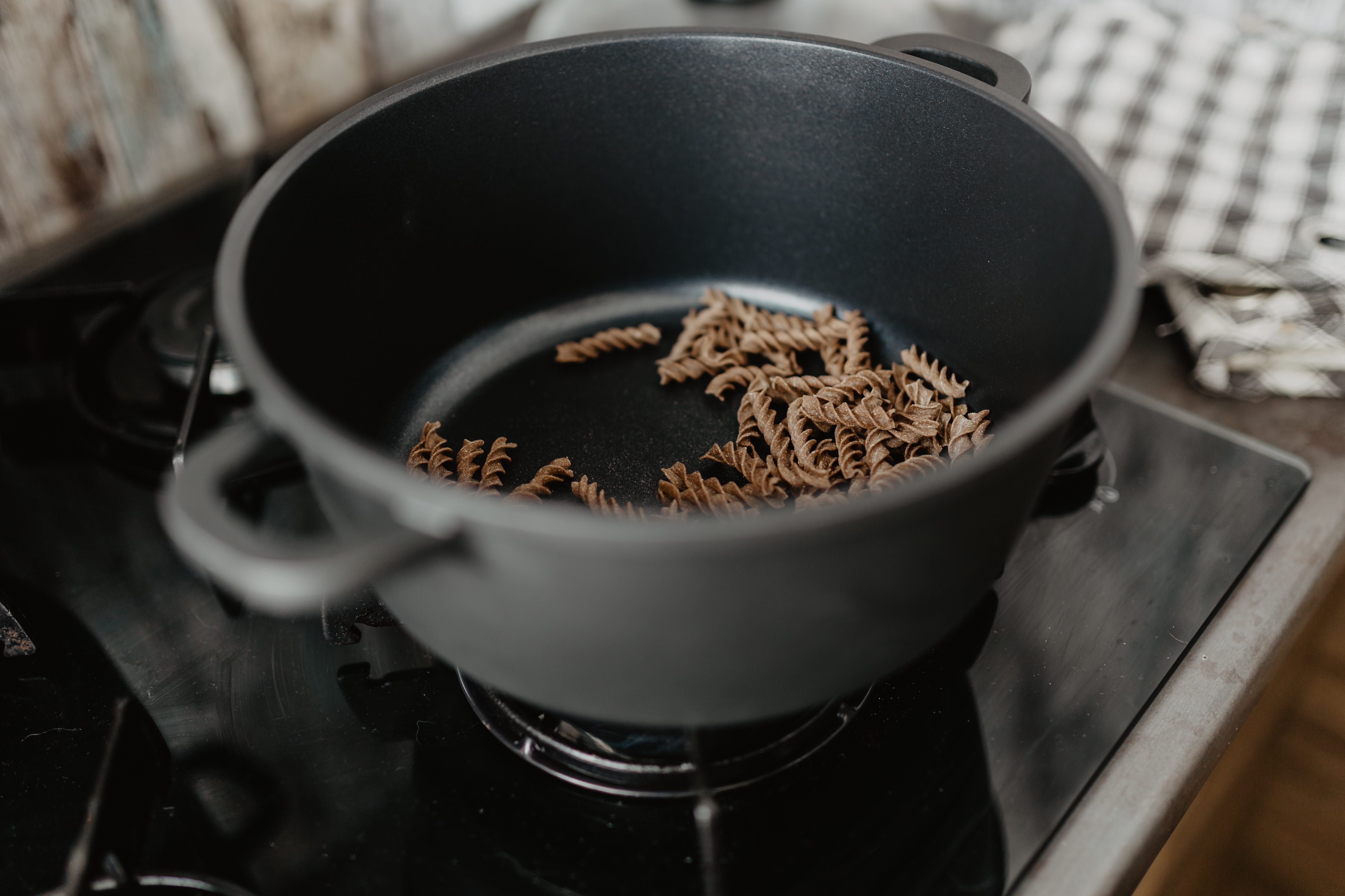chef, heat - temperature, 5K, hand, container, close-up, appliance, preparation, kitchen utensil, indoors, preparing, pot, pasta, food and drink, spice, HD Wallpaper