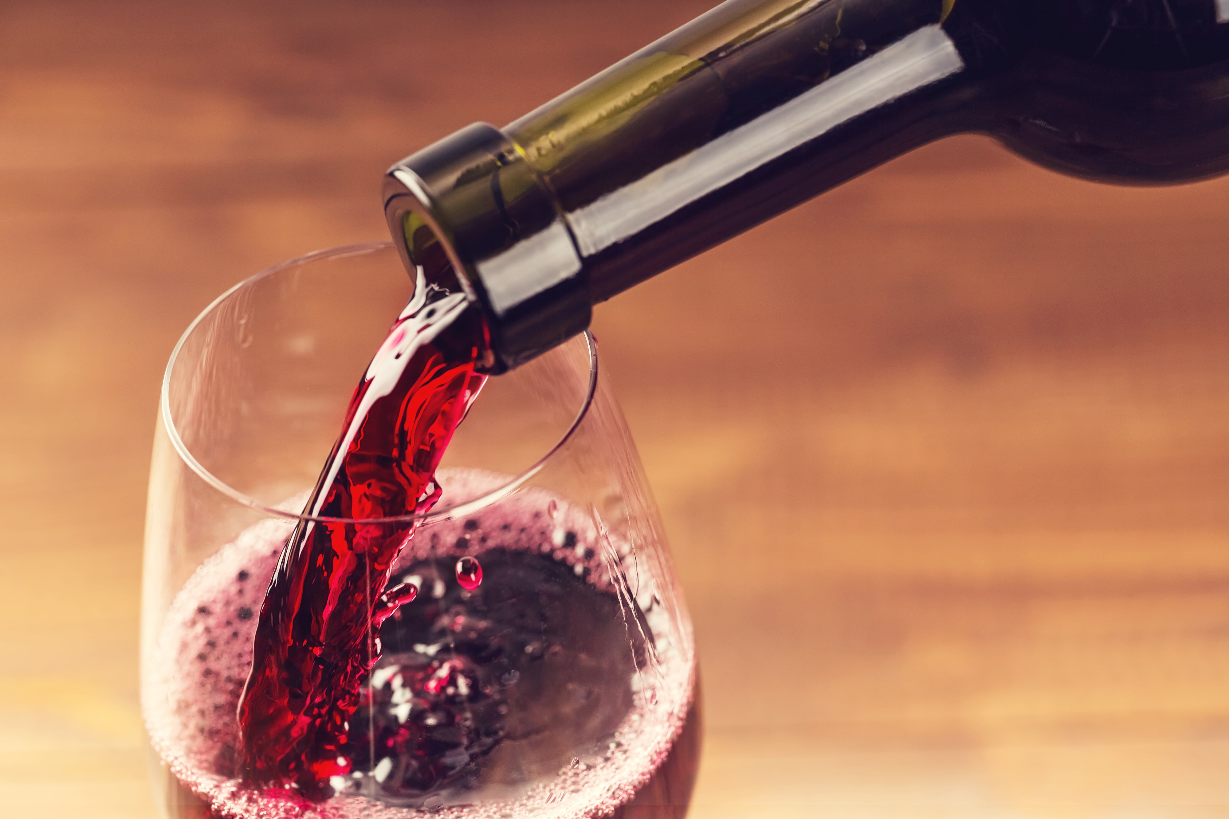 no people, focus on foreground, household equipment, drink, glass - material, drinking glass, close-up, freshness, red, 4K, food and drink, Bottle, alcohol, HD Wallpaper
