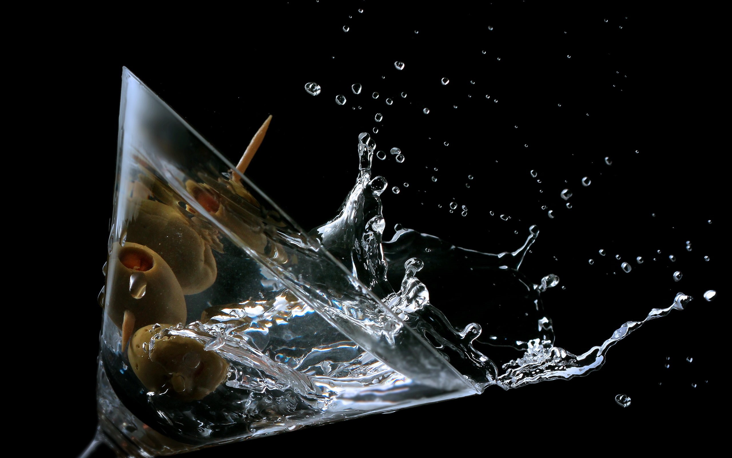 macro, purity, water, close-up, breaking, martini, ice, motion, glass, drink, household equipment, splashing, high-speed photography, drinking glass, black background, HD Wallpaper