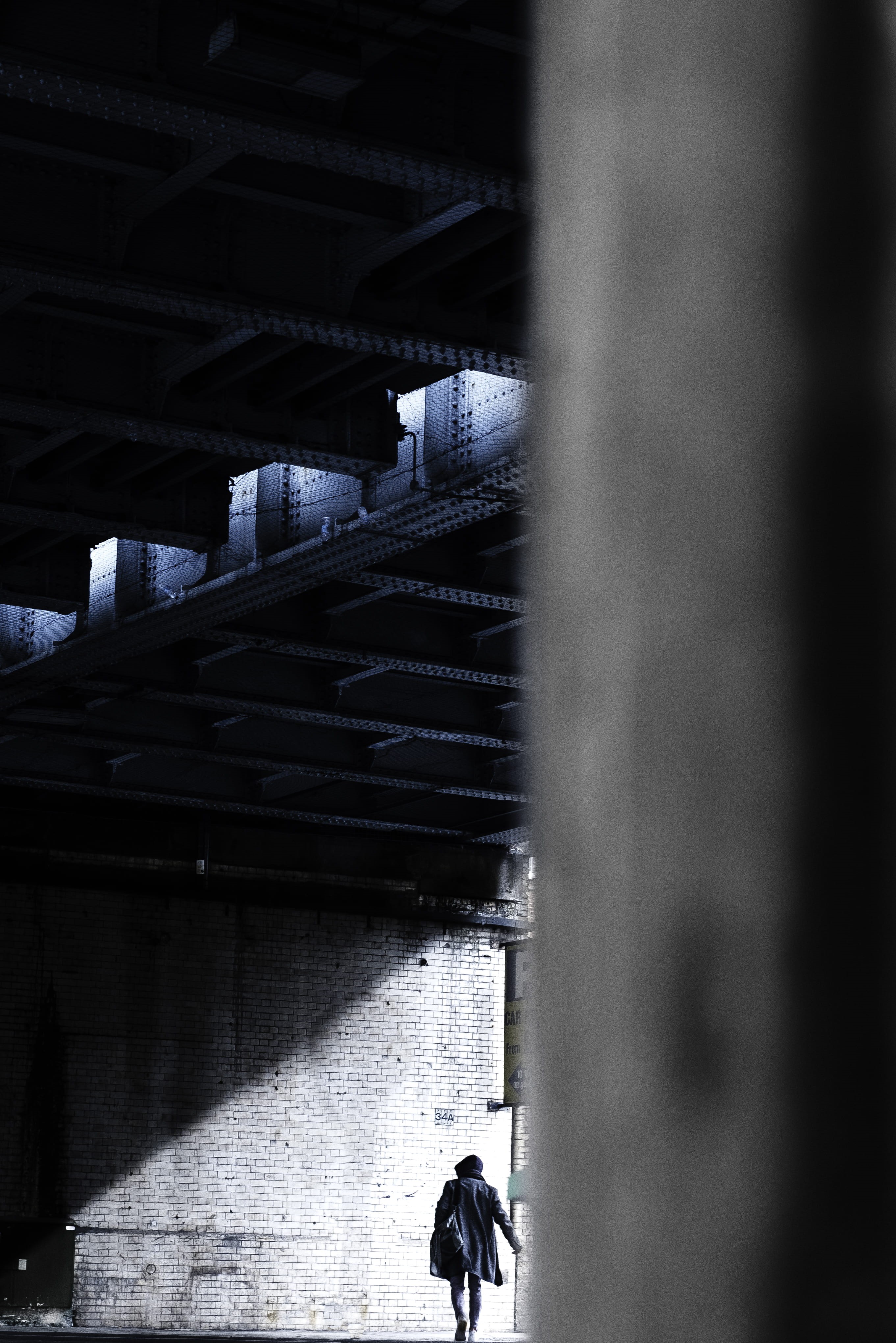 day, architectural column, towards, london, wall, shadow, unrecognizable person, street, pole, building exterior, urban, men, sunlight, light, lifestyles, Phone HD Wallpaper