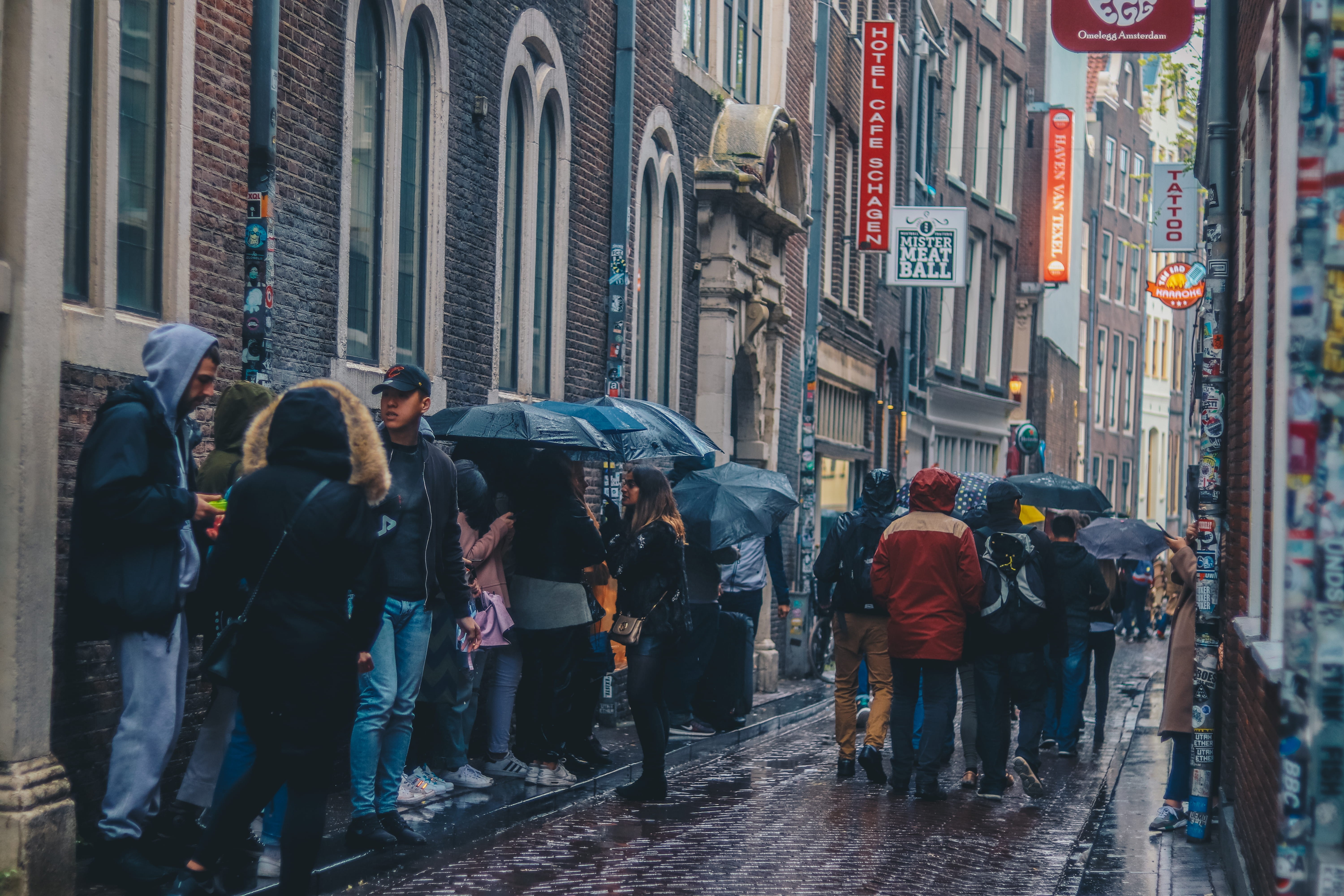 built structure, 5K, city life, human, lifestyles, person, waiting, gritty, dark, alley, men, amsterdam, queue, urban, netherlands, brick, architecture, HD Wallpaper